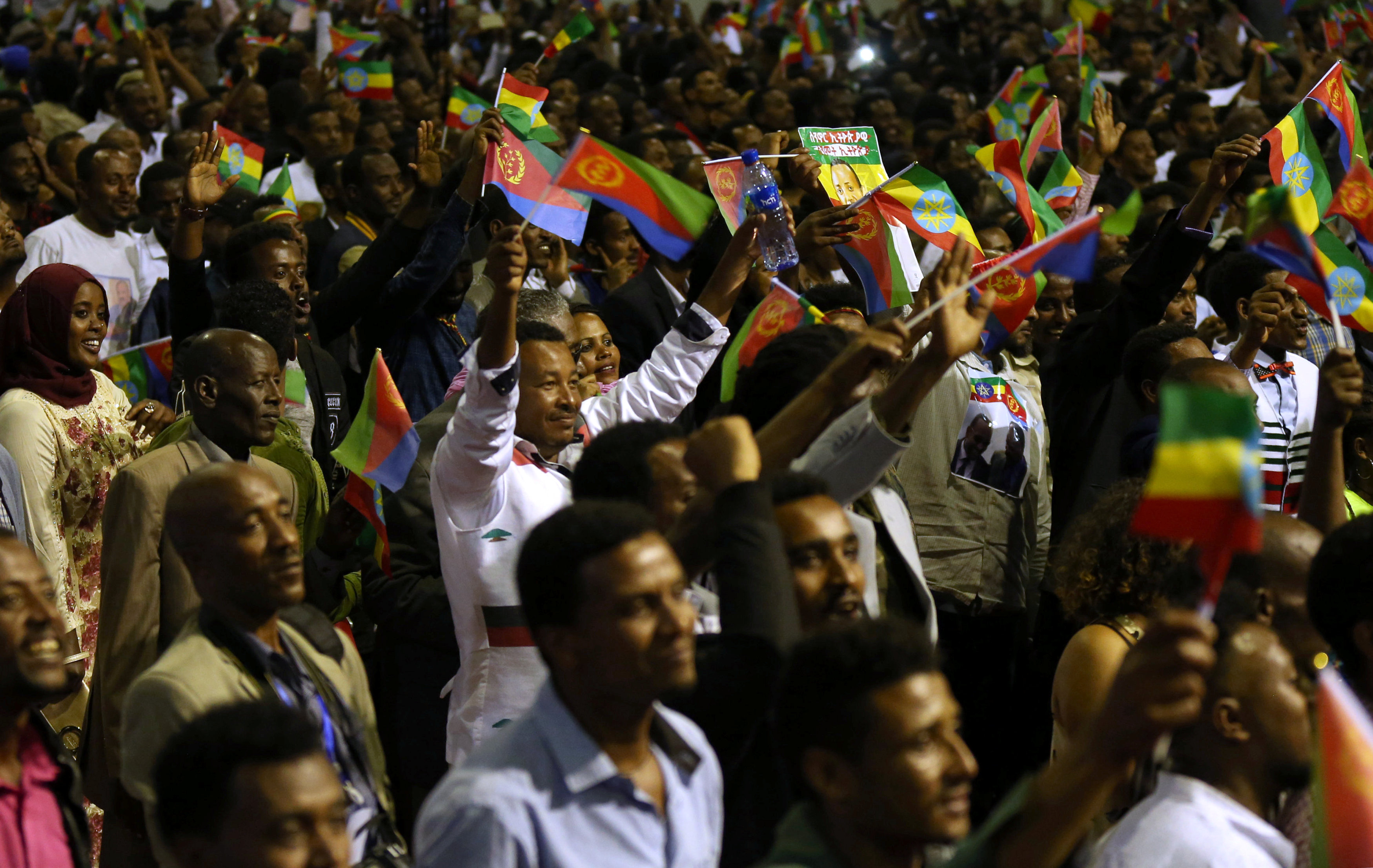 احتفالات أمام زعيما إثيوبيا وإريتريا