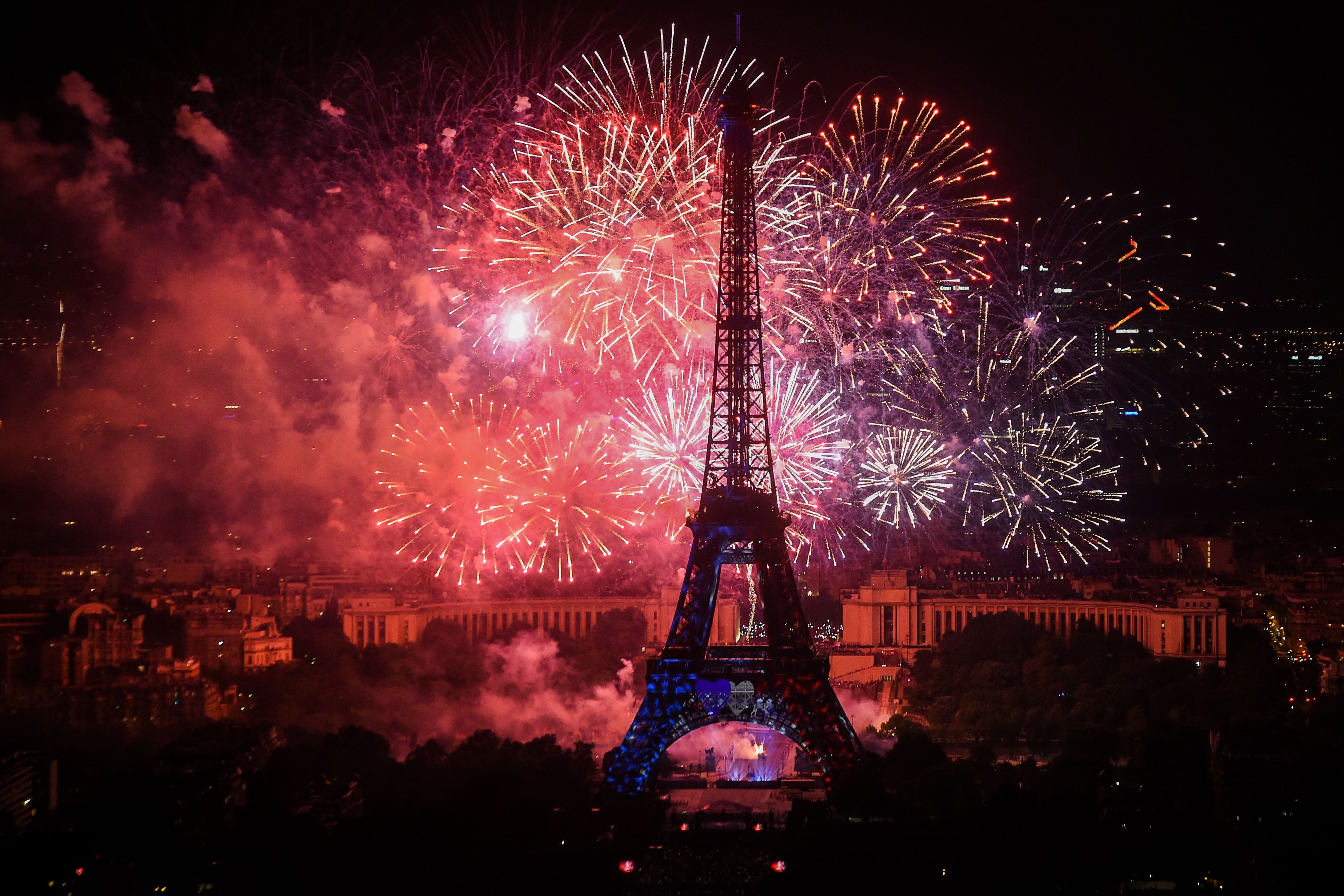 Ла де франс. Fête nationale во Франции. 14 Juillet. Новогодний Париж. Новый год во Франции.