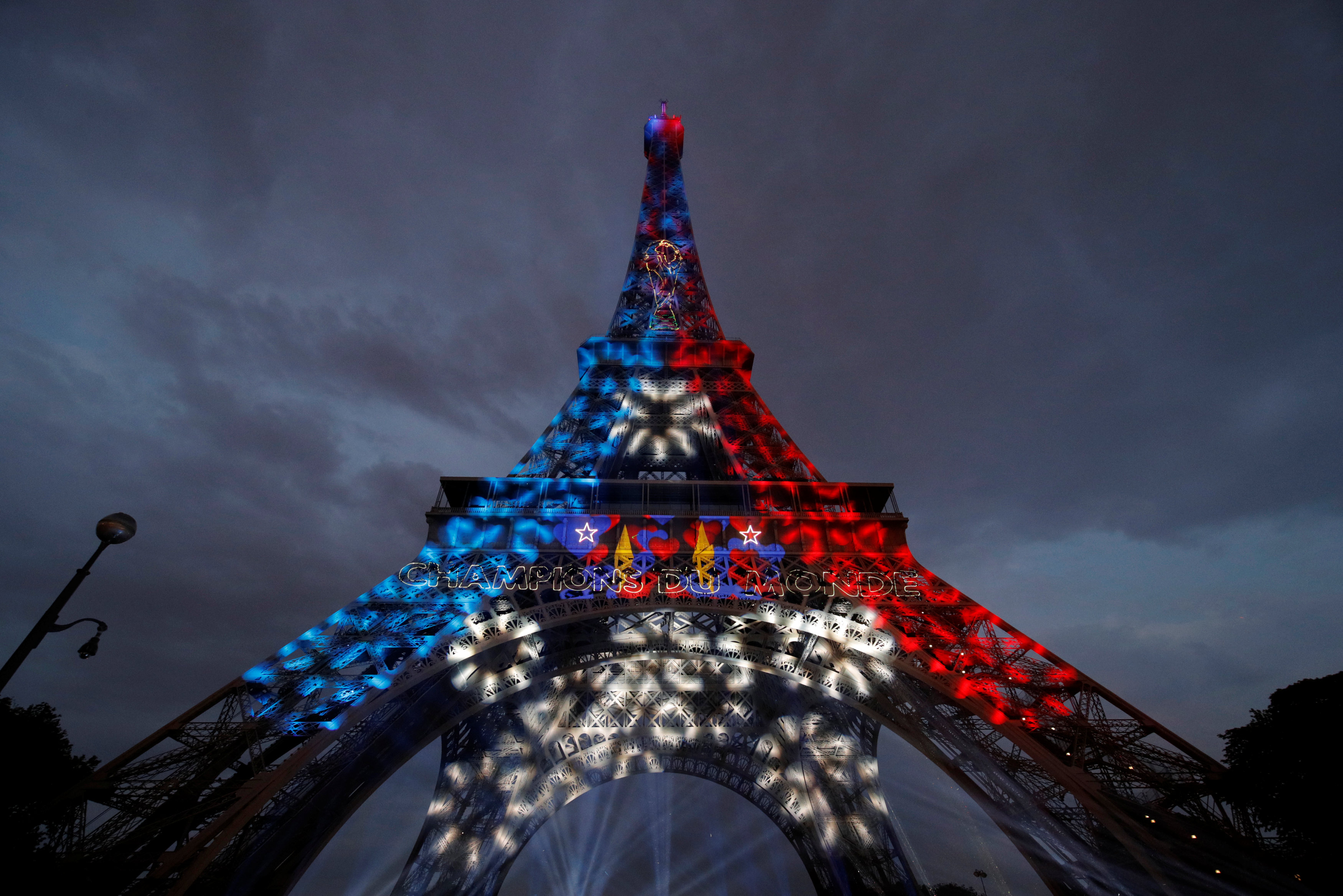 برج ايفل يحتفل بتتويج فرنسا بلقب كأس العالم 2018 (5)