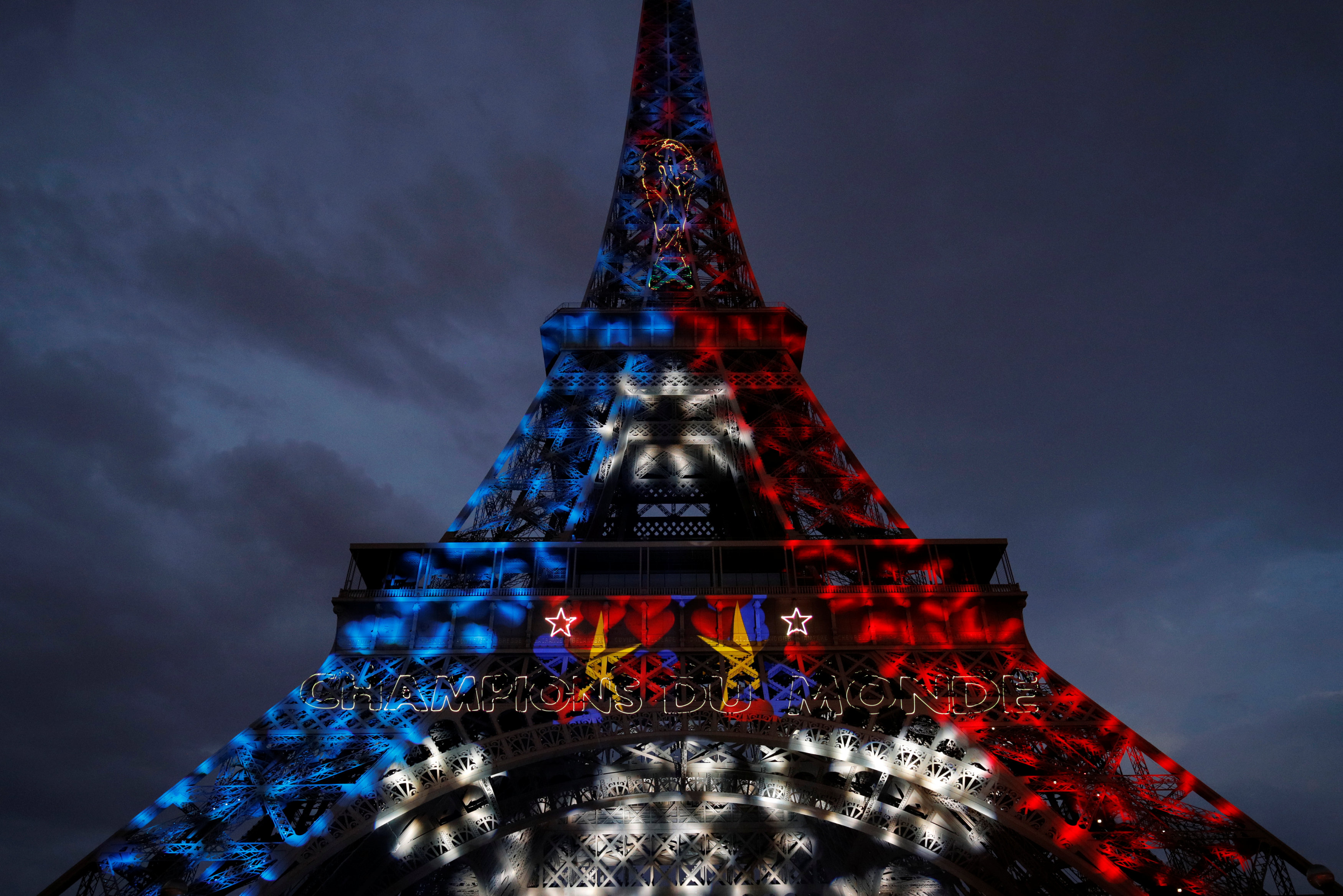 برج ايفل يحتفل بتتويج فرنسا بلقب كأس العالم 2018 (1)
