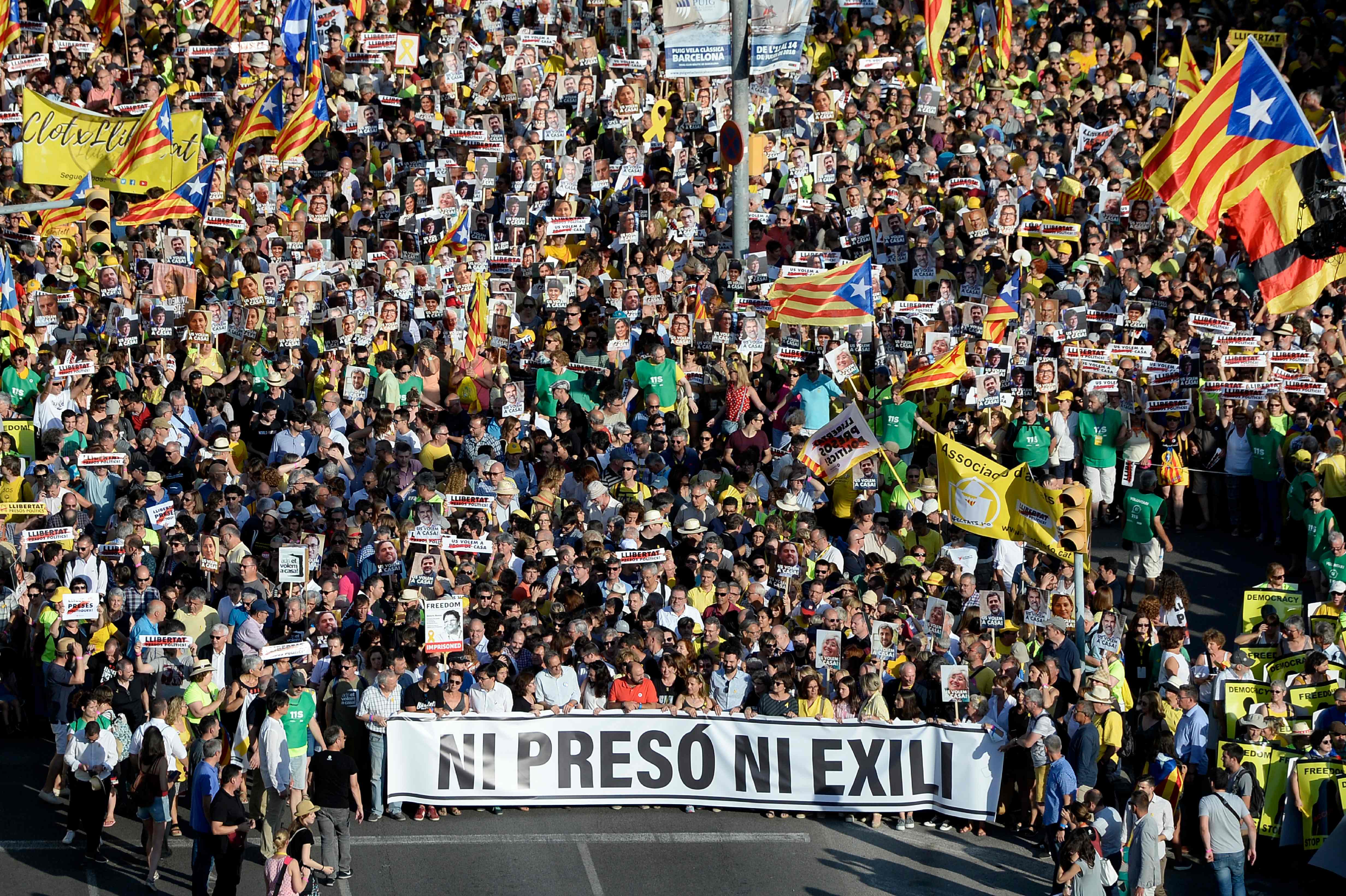 الآلاف يتظاهرون فى برشلونة