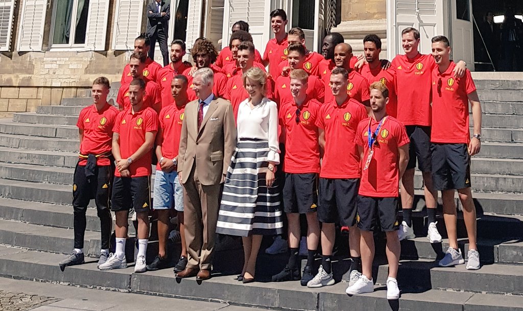 لاعبو بلجيكا وصورة جماعية مع الملك فيليب