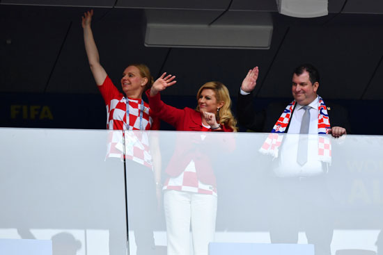 رئيسة كرواتيا تلقى التحية للآخرين