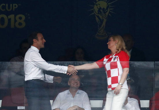 رئيسة كرواتيا تصافح ماكرون