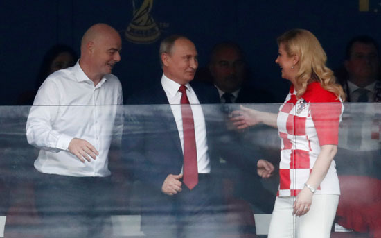 رئيسة كرواتيا تصافح بوتين