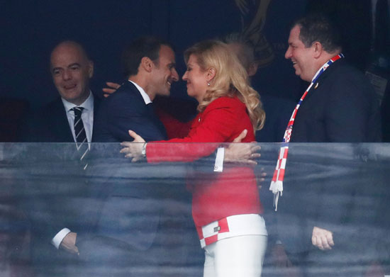 رئيسة كرواتيا تعانق ماكرون