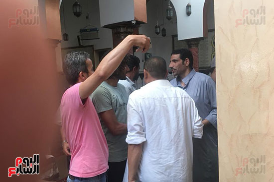 التفاف-المصليين