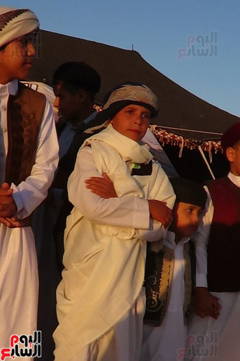 طفل بدوي يرتدي الزي التقليدي الكامل