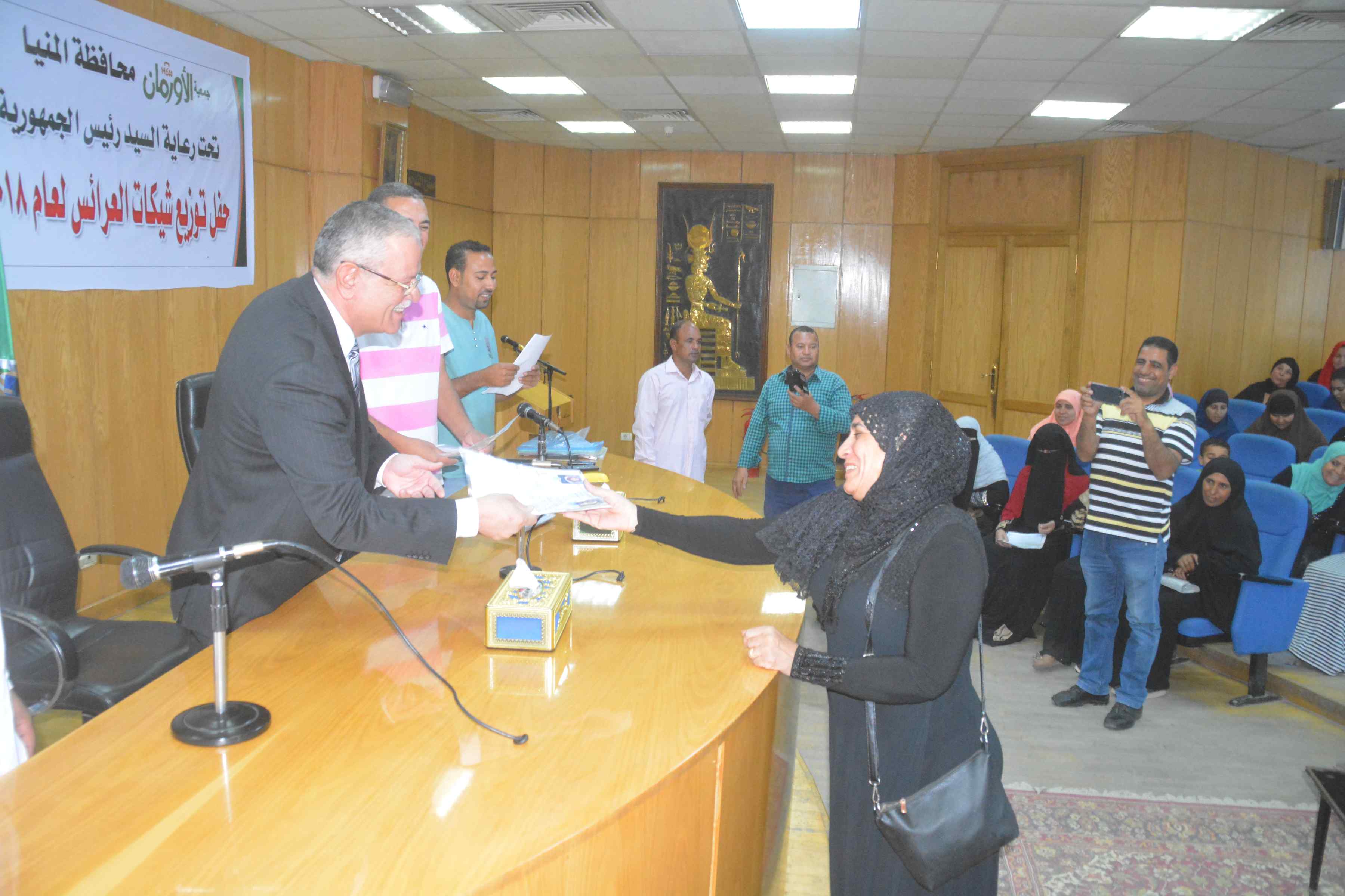 محافظ المنيا يقدم مساعدات  (3)
