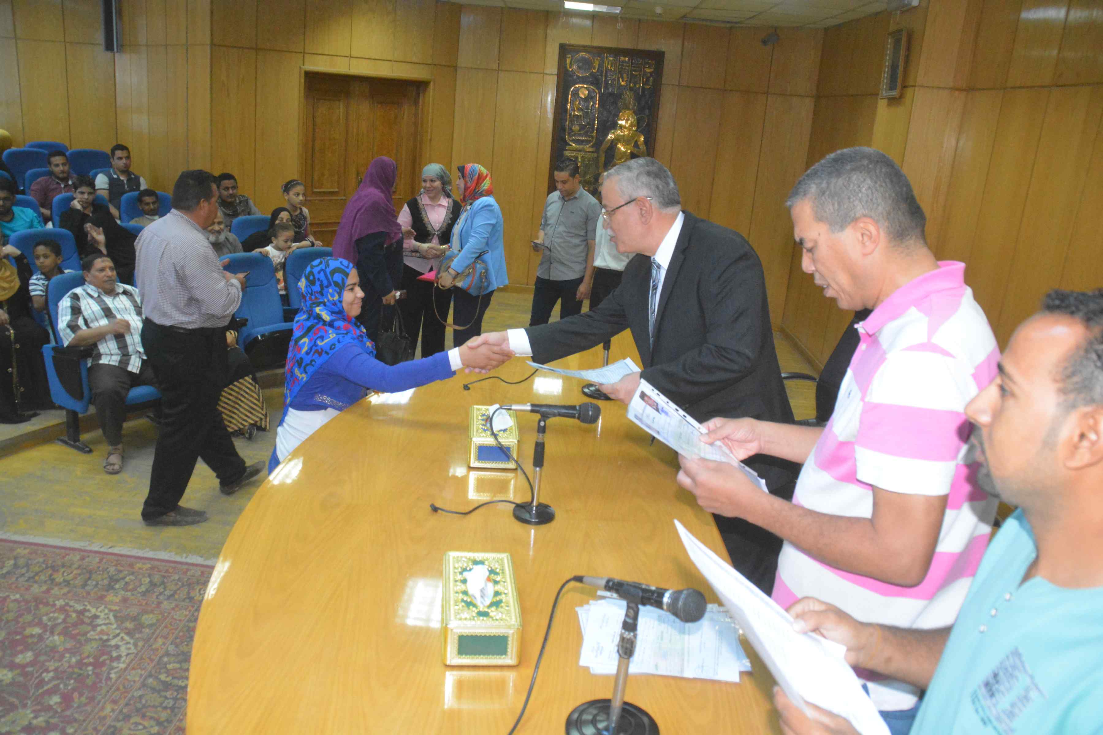 محافظ المنيا يقدم مساعدات  (7)