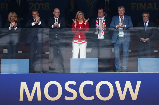 رئيسة كرواتيا وسط بعض الزعماء فى مدرجات نهائى كأس العالم