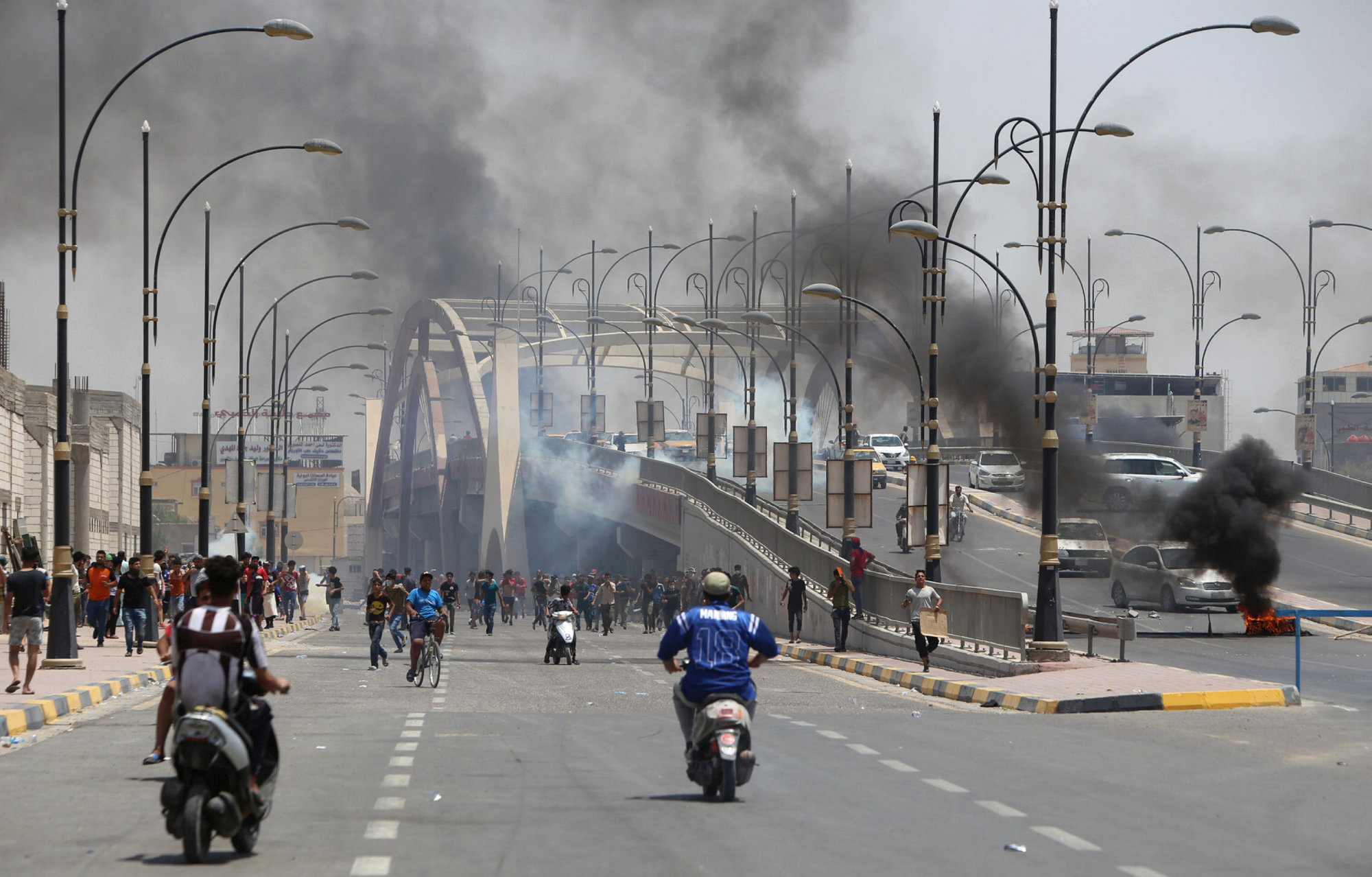 الشرطة العراقية تطلق قنابل الغاز
