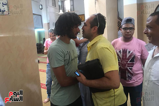 الننى--يصافح-المصليين