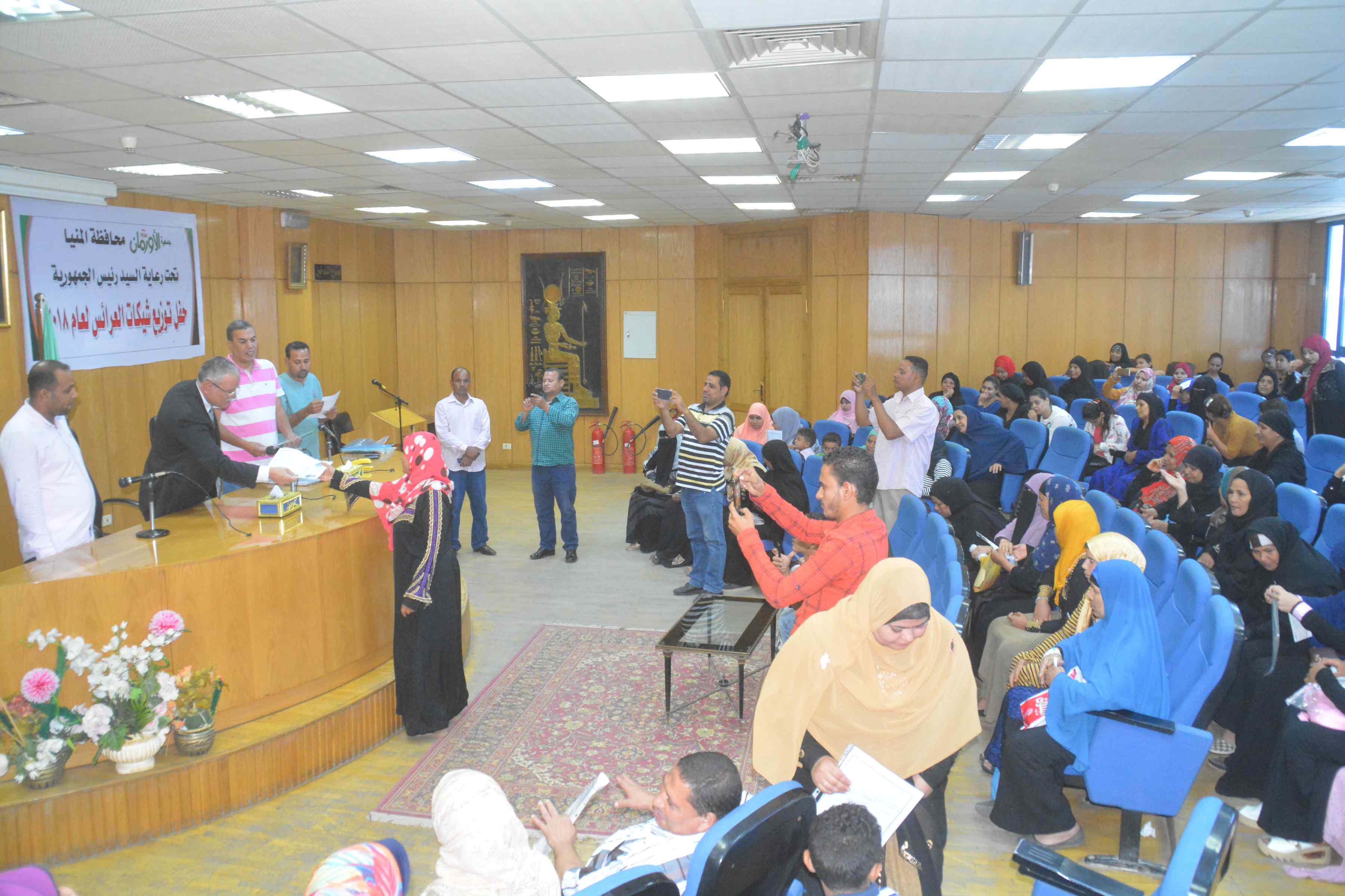 محافظ المنيا يقدم مساعدات  (1)