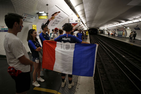 فتاة تحمل علم فرنسا