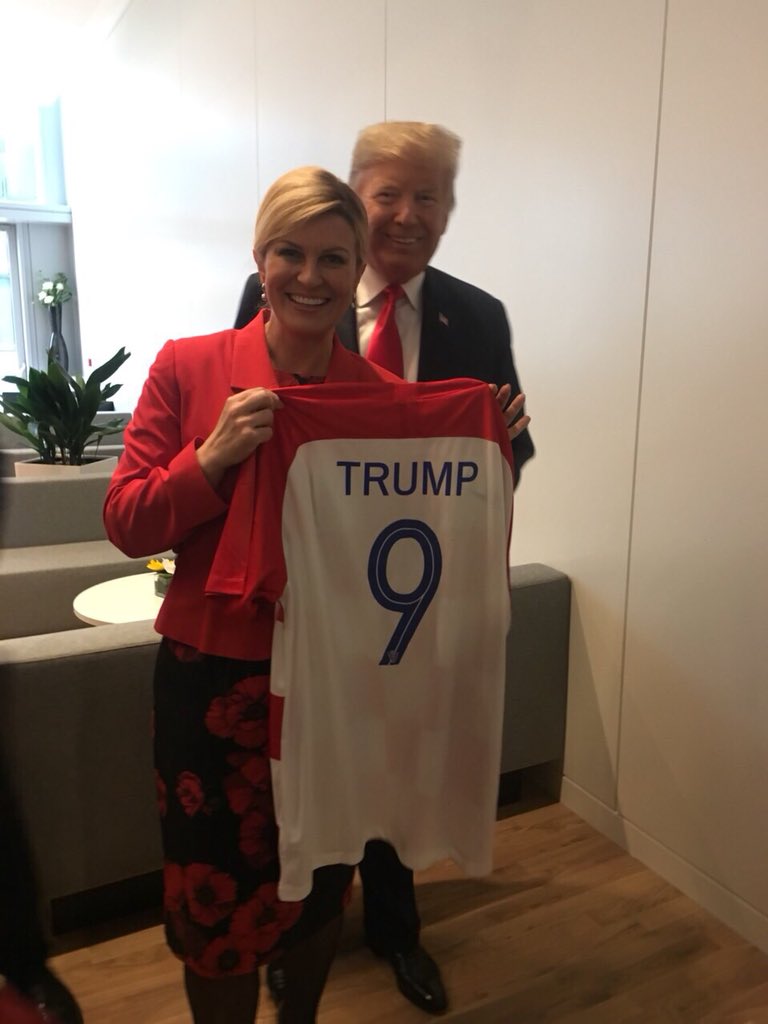 رئيسة كرواتيا تهدى ترامب قميصا باسمه