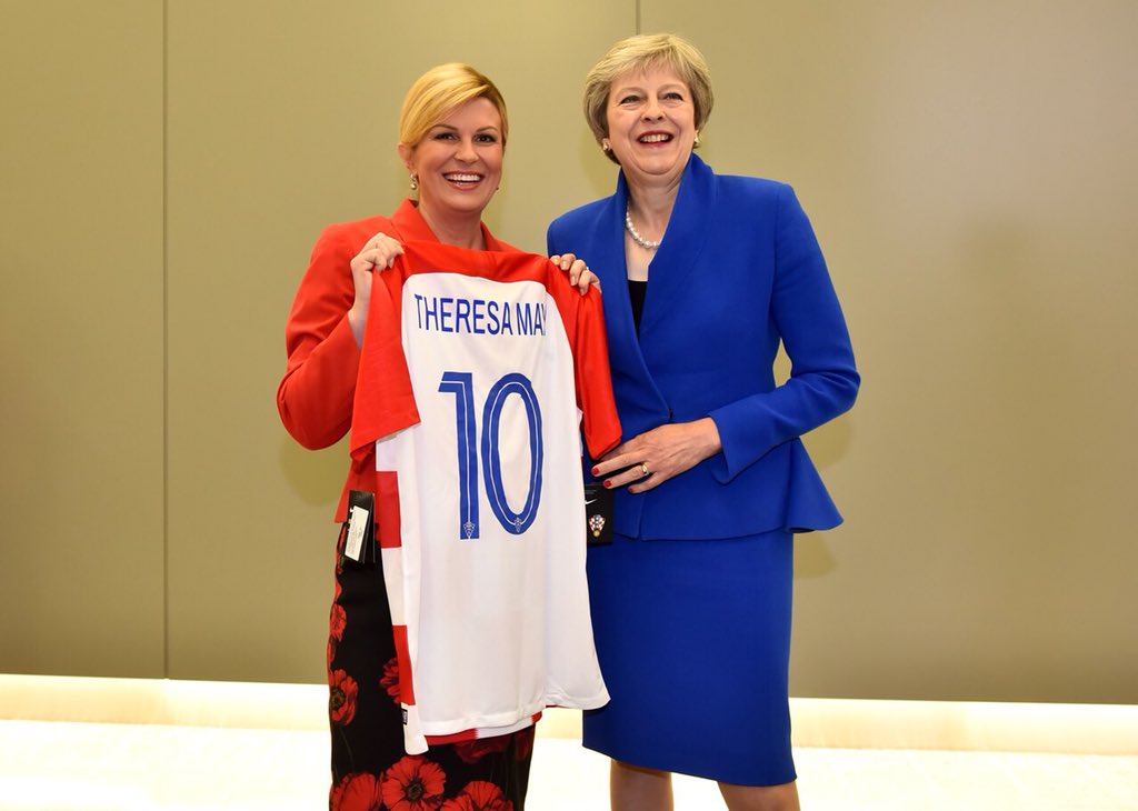 رئيسة كرواتيا تهدى تيريزا ماى قميصا باسمها