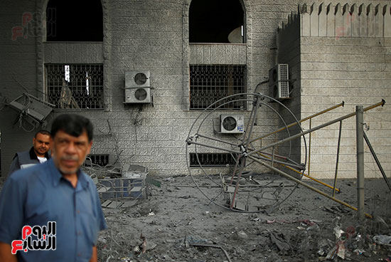 فلسطينى قرب مبنى مدمر