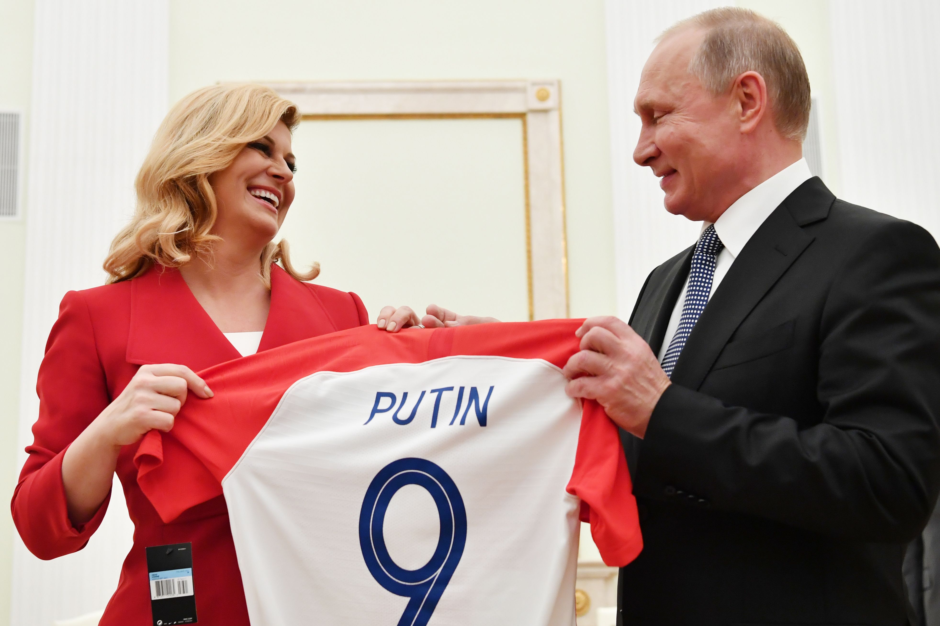 رئيسة كرواتيا تهدى بوتين قميص منتخب بلادها قبل نهائى كأس العالم