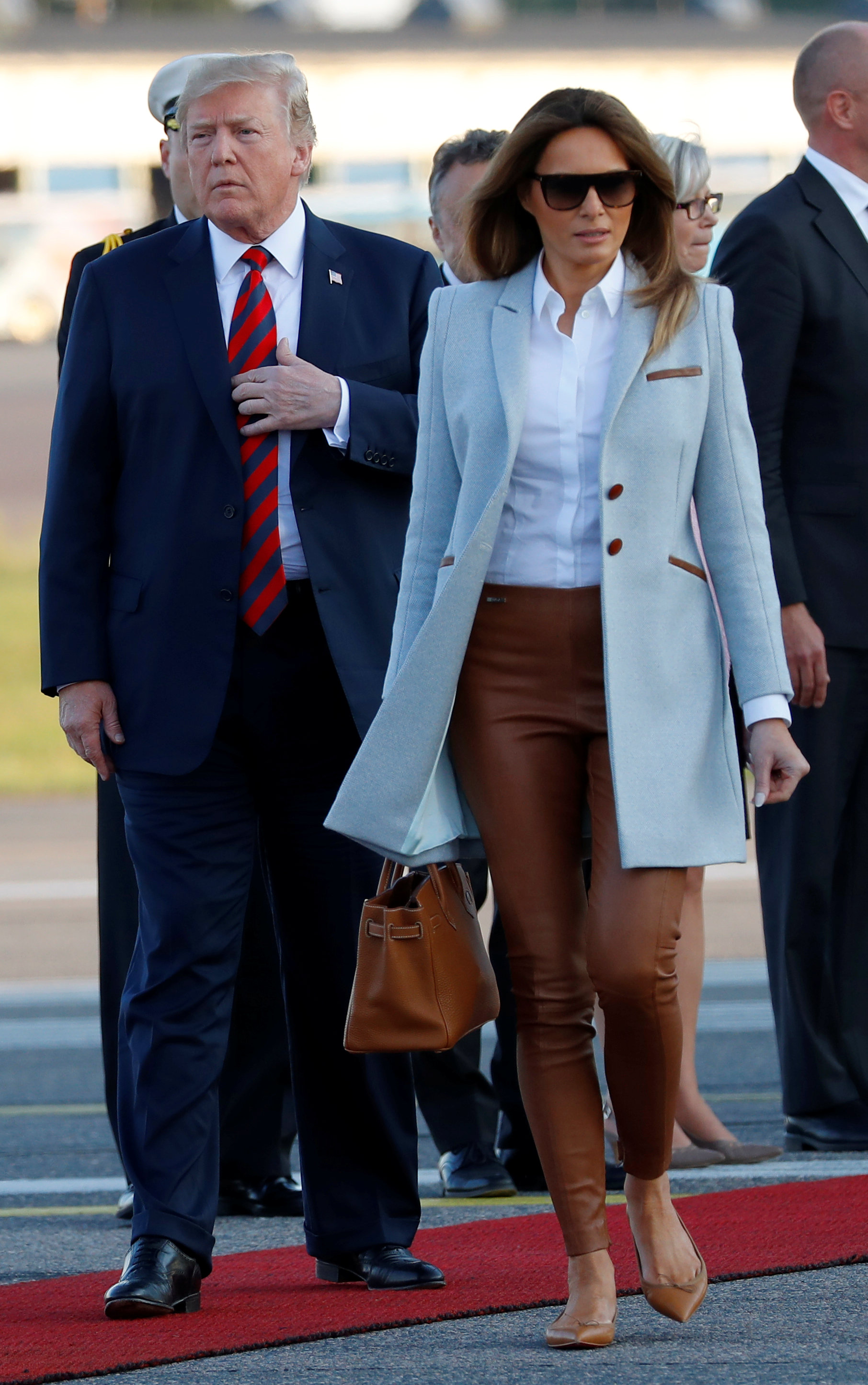 ترامب وزوجته فى مطار هلسنكى