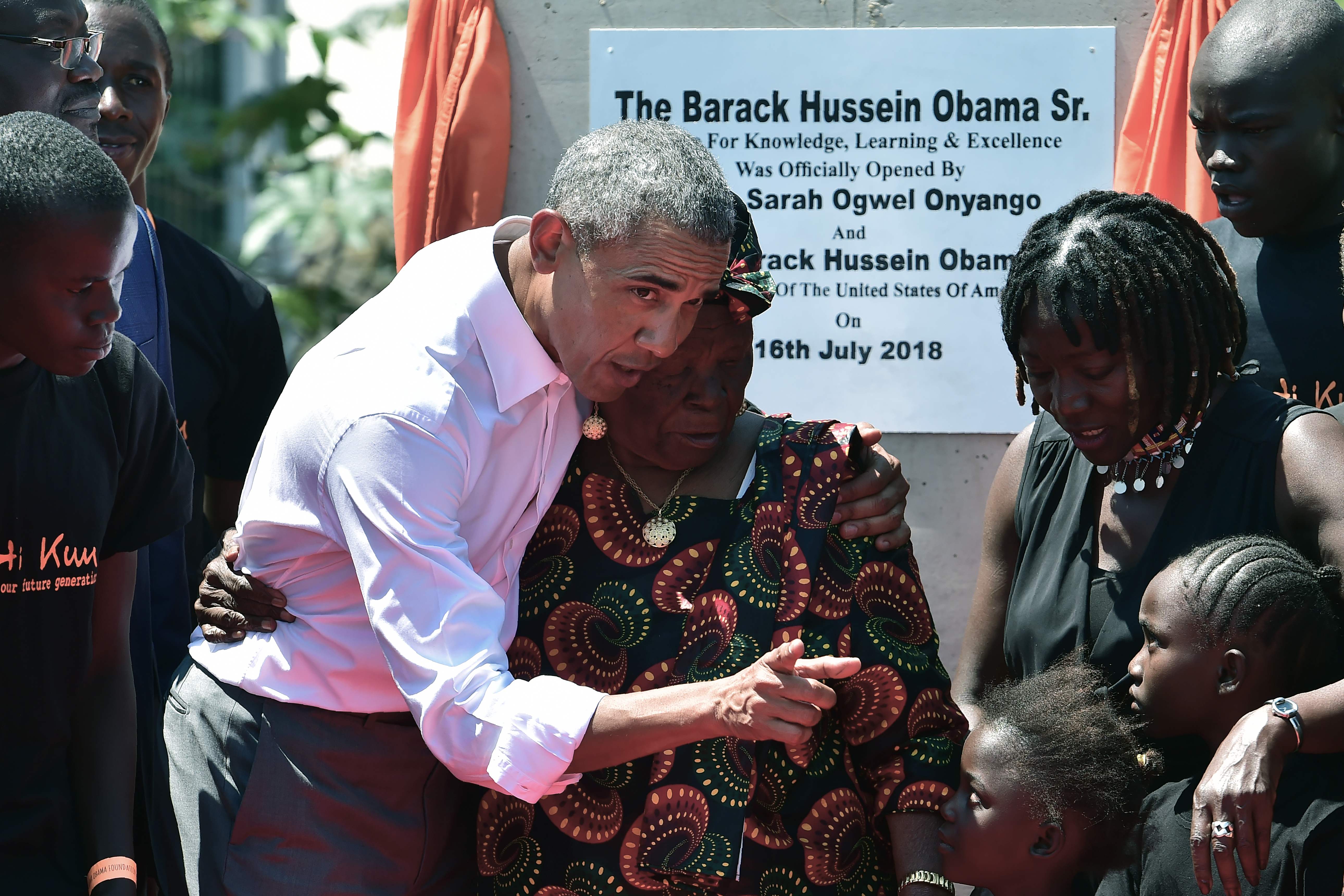 أوباما يحتضن أحد أقاربه