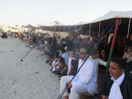 جانب حضور المهرجان داخل الخيام البدوية وخارجها