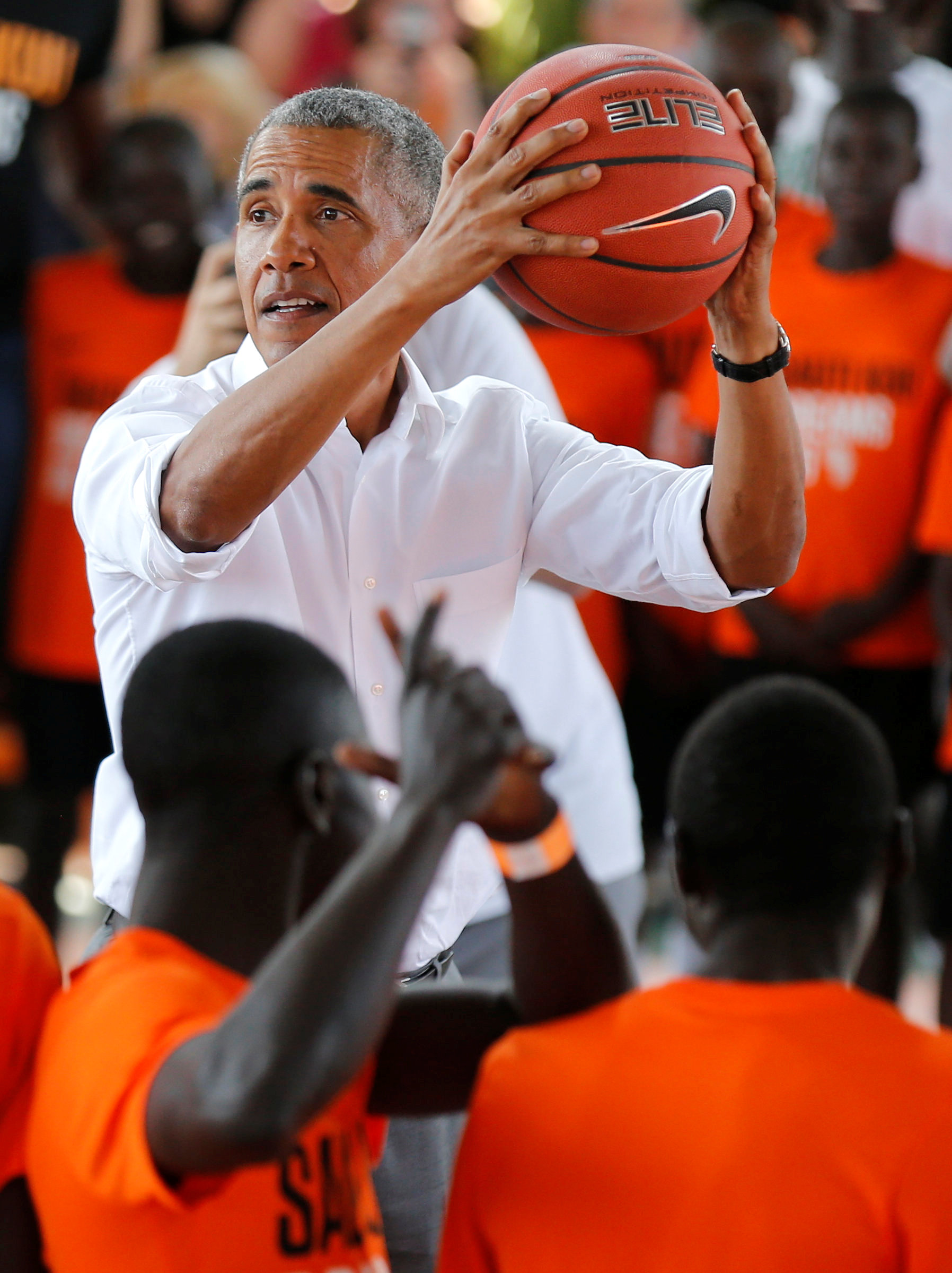 أوباما يلعب كرة السلة مع الأطفال