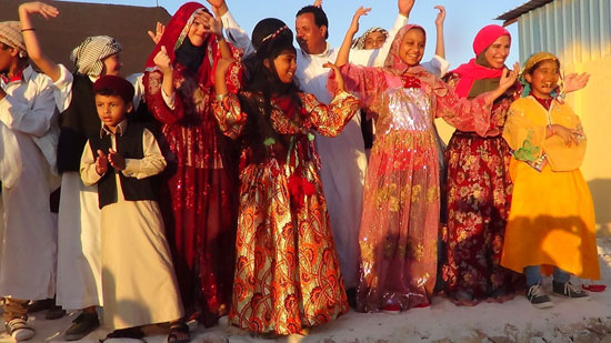      أجواء فرح وغناء خلال مهرجان التراث بالقرية البدوية بمطروح