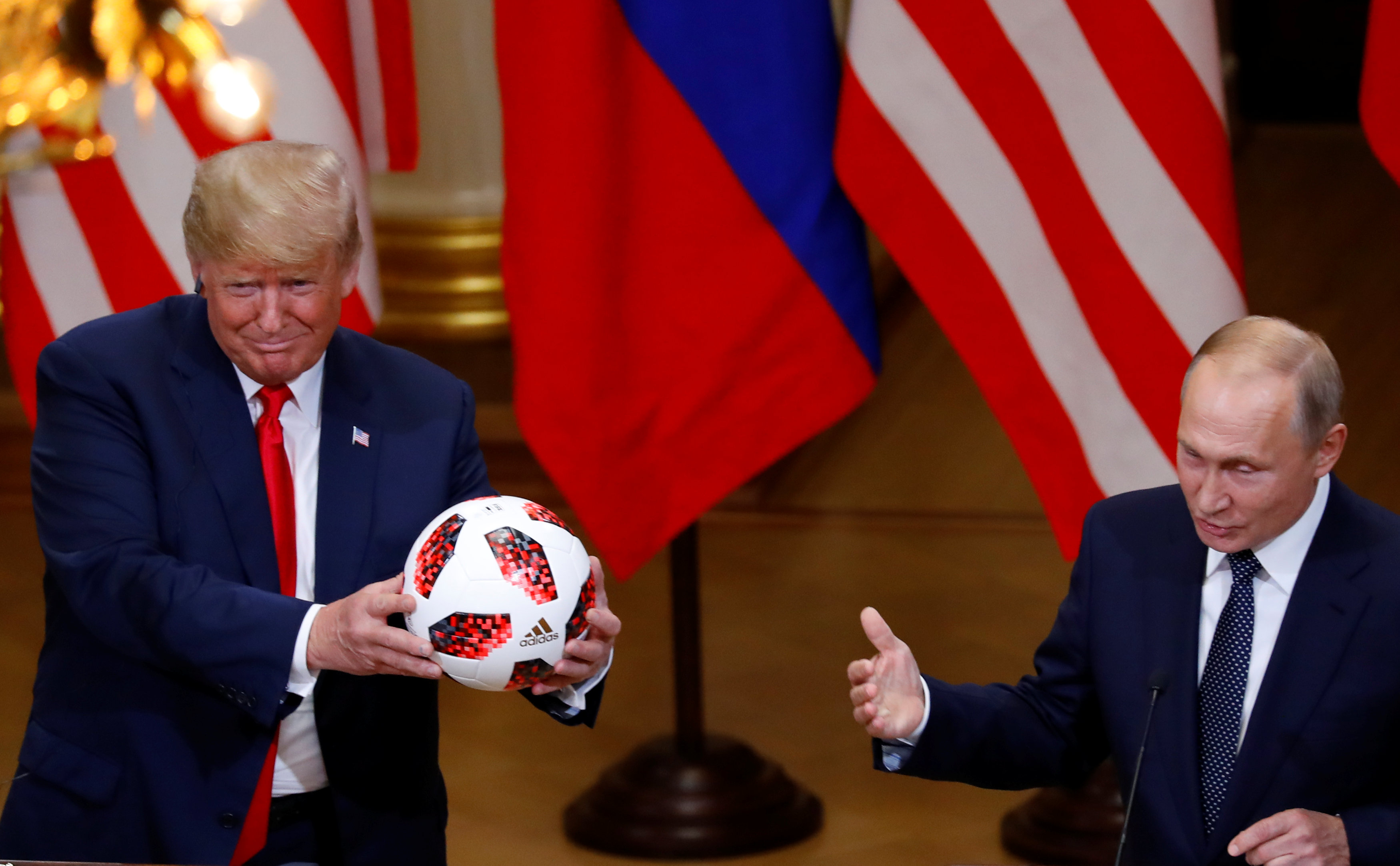 بوتين يهدى ترامب كرة كأس العالم (2)