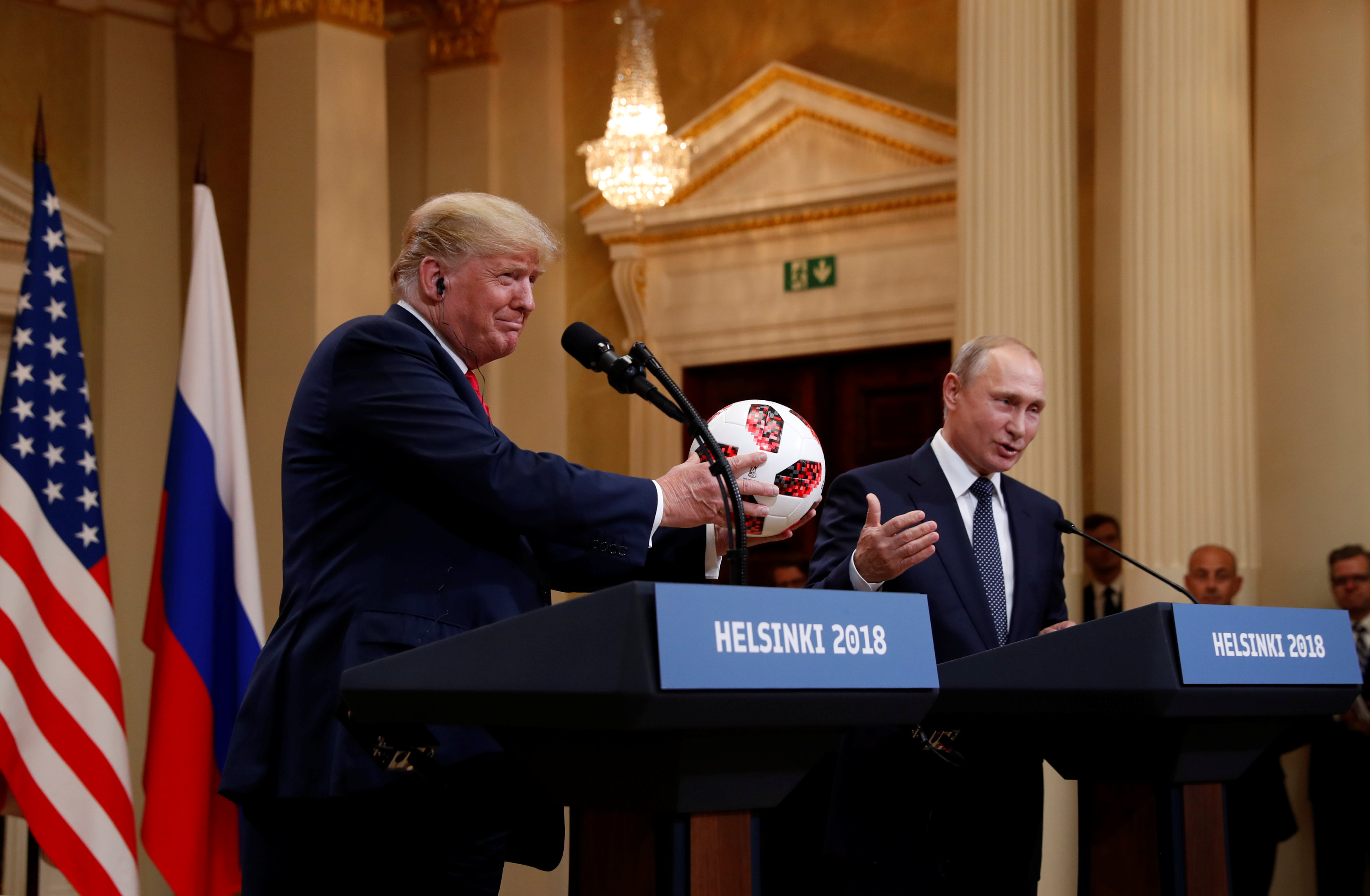 بوتين يهدى ترامب كرة كأس العالم