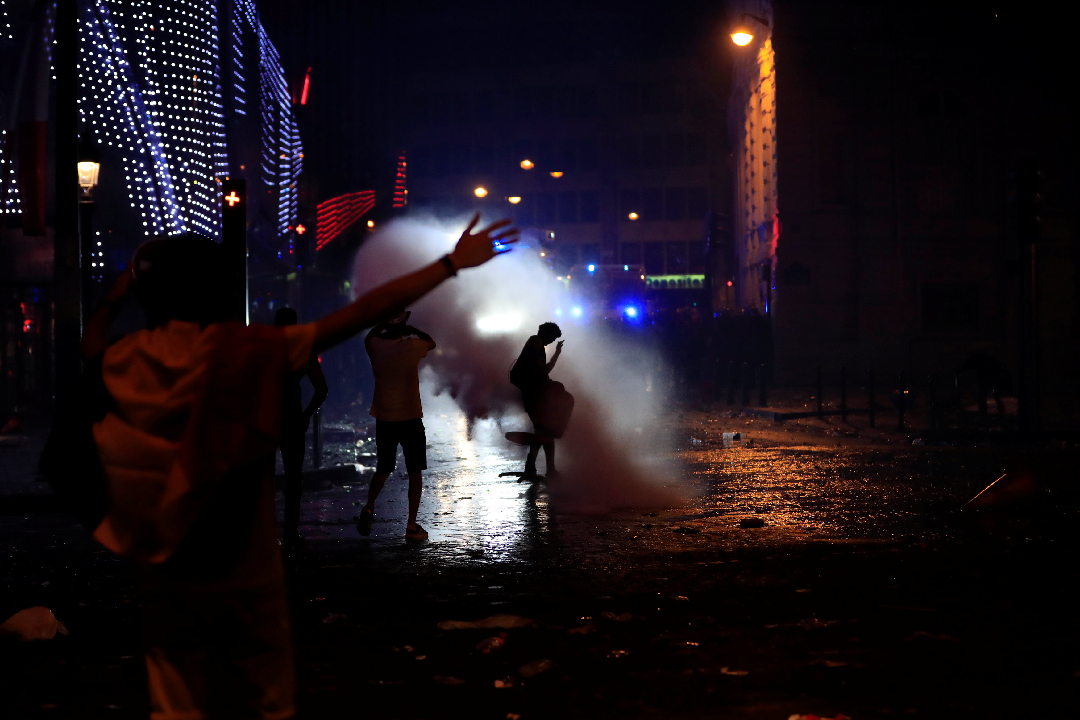 اشتباكات الشرطة والجماهير خلال الاحتفالات بكأس العالم (3)