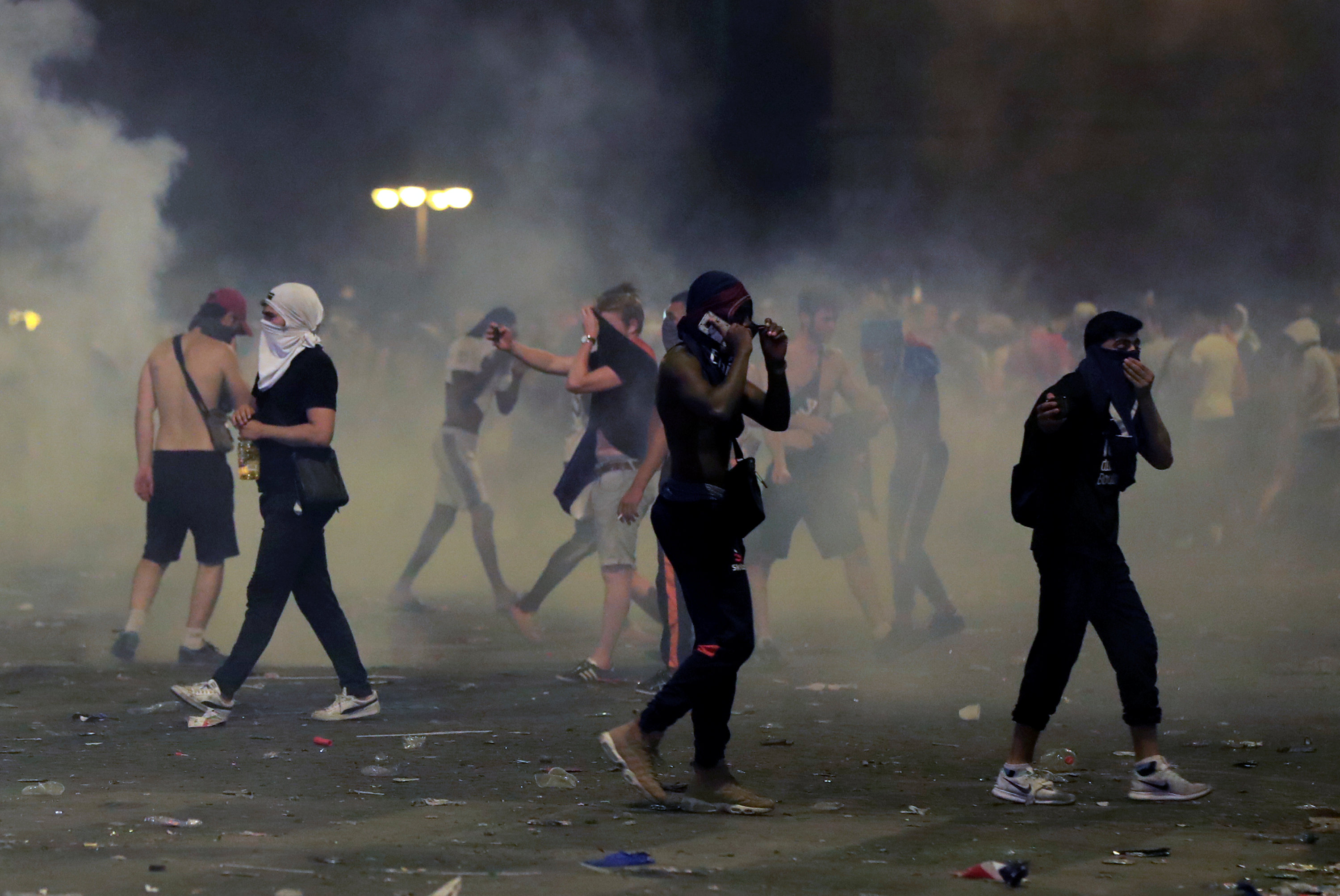 اشتباكات الشرطة والجماهير خلال الاحتفالات بكأس العالم (2)