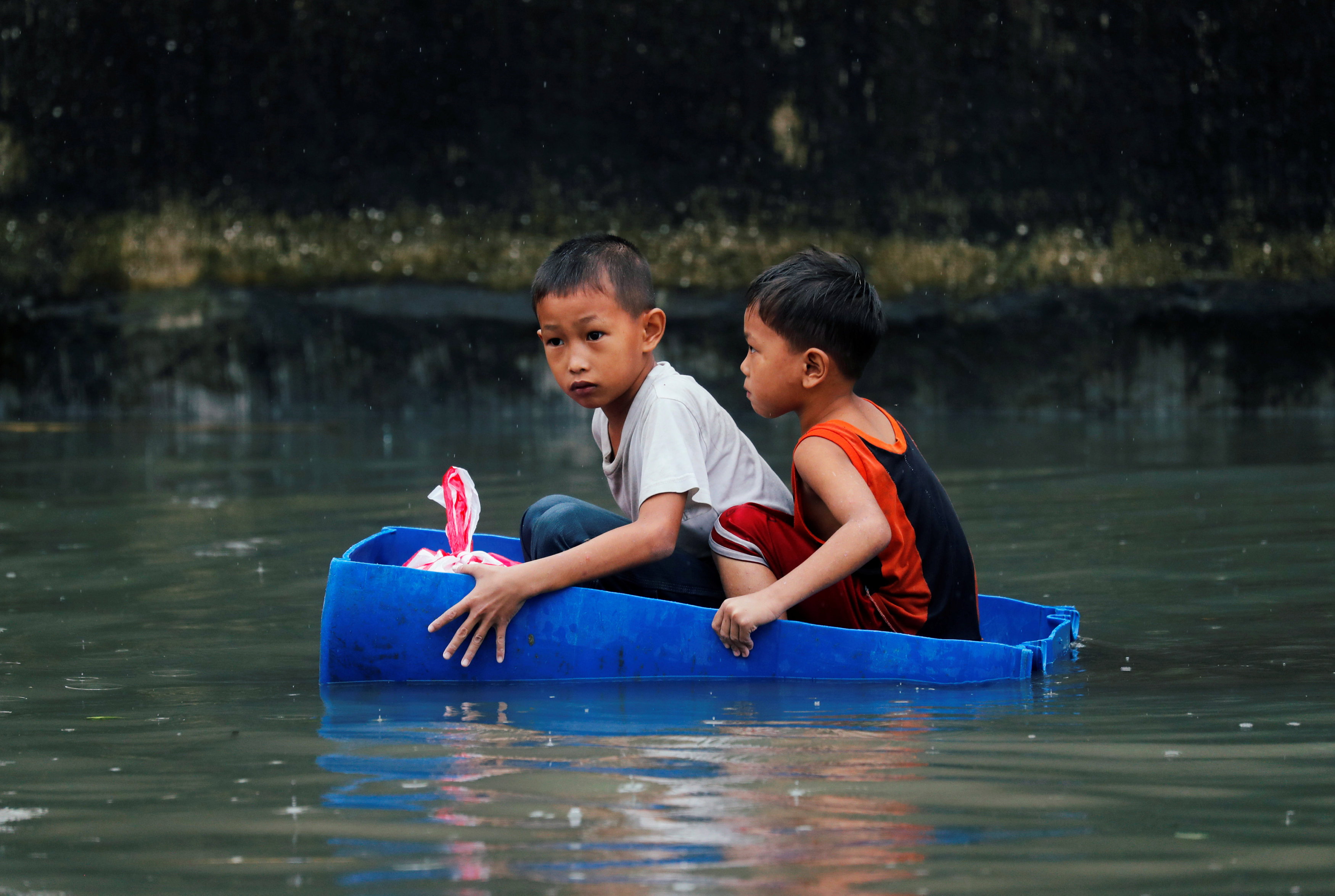 طفلان فلبينيان وسط المياه