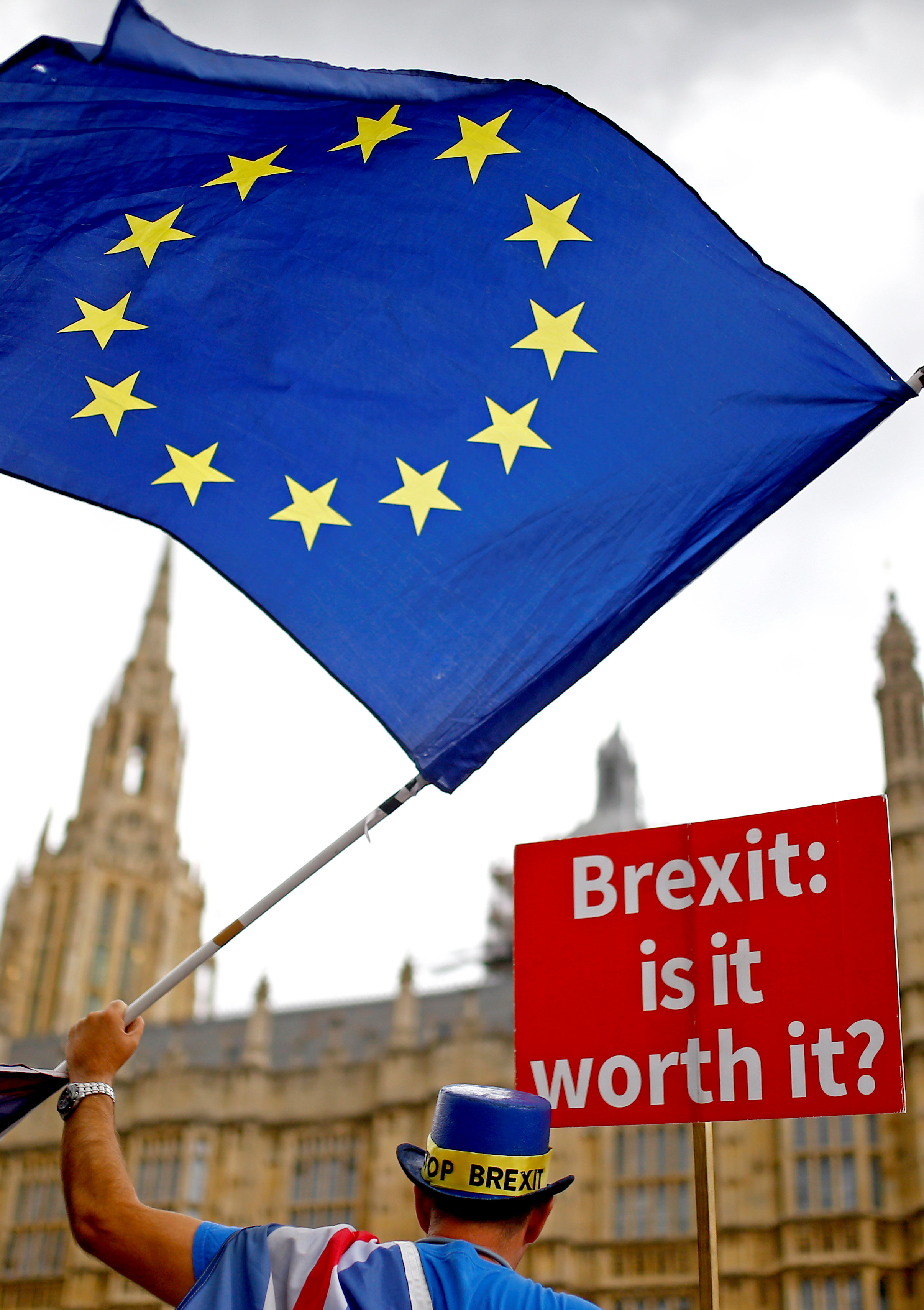 مواطن أوروبى يرفع علم الاتحاد الأوروبى أمام البرلمان البريطانى