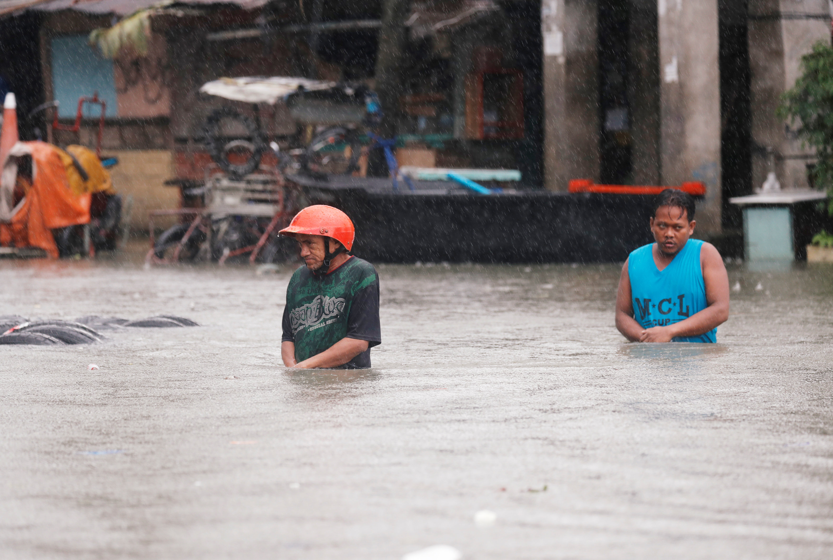 Сон тин. Филиппины наводнение. Филиппины затопило дом. Период дождей на Филиппинах.