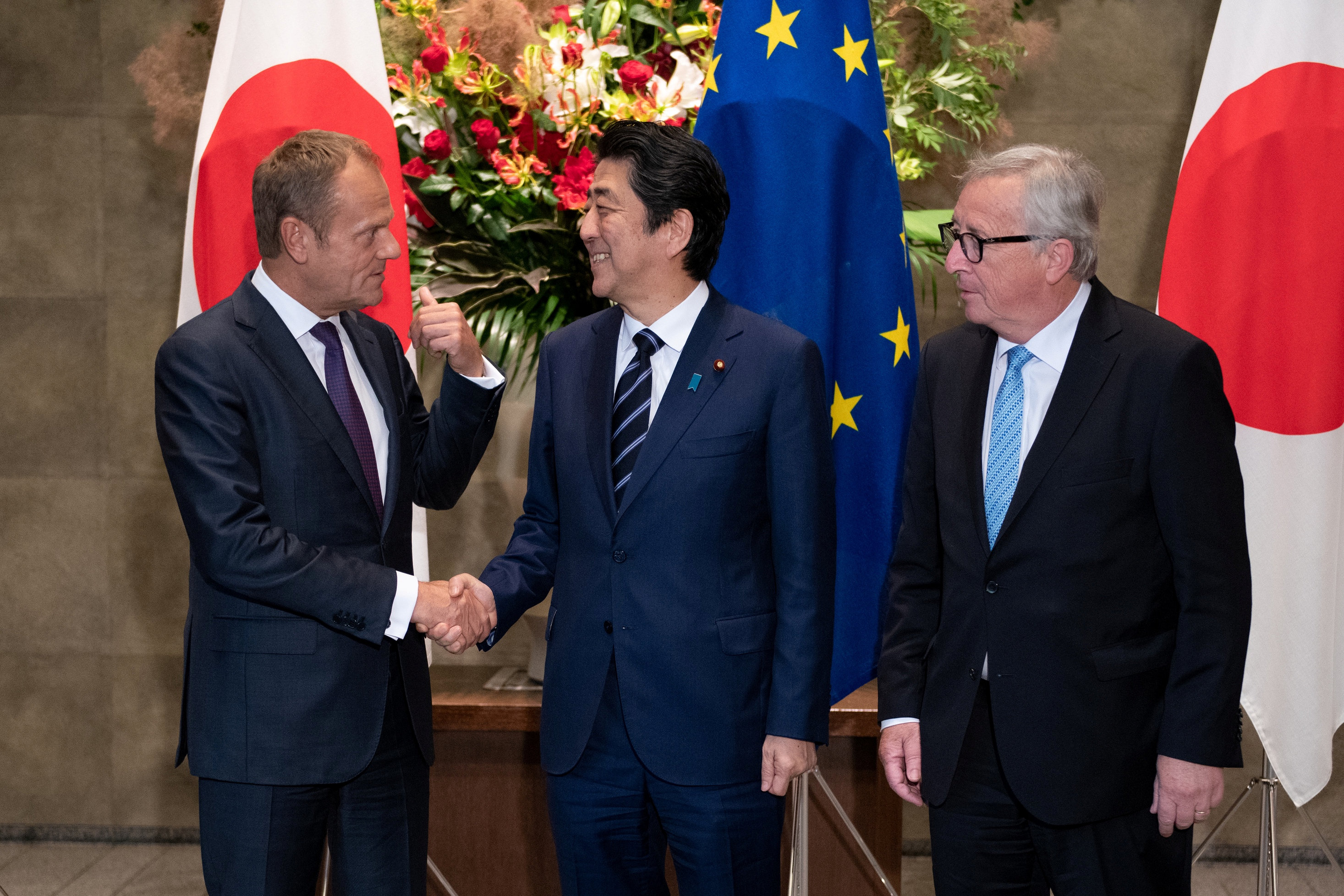 رئيس وزراء اليابان يصافح دونالد توسك