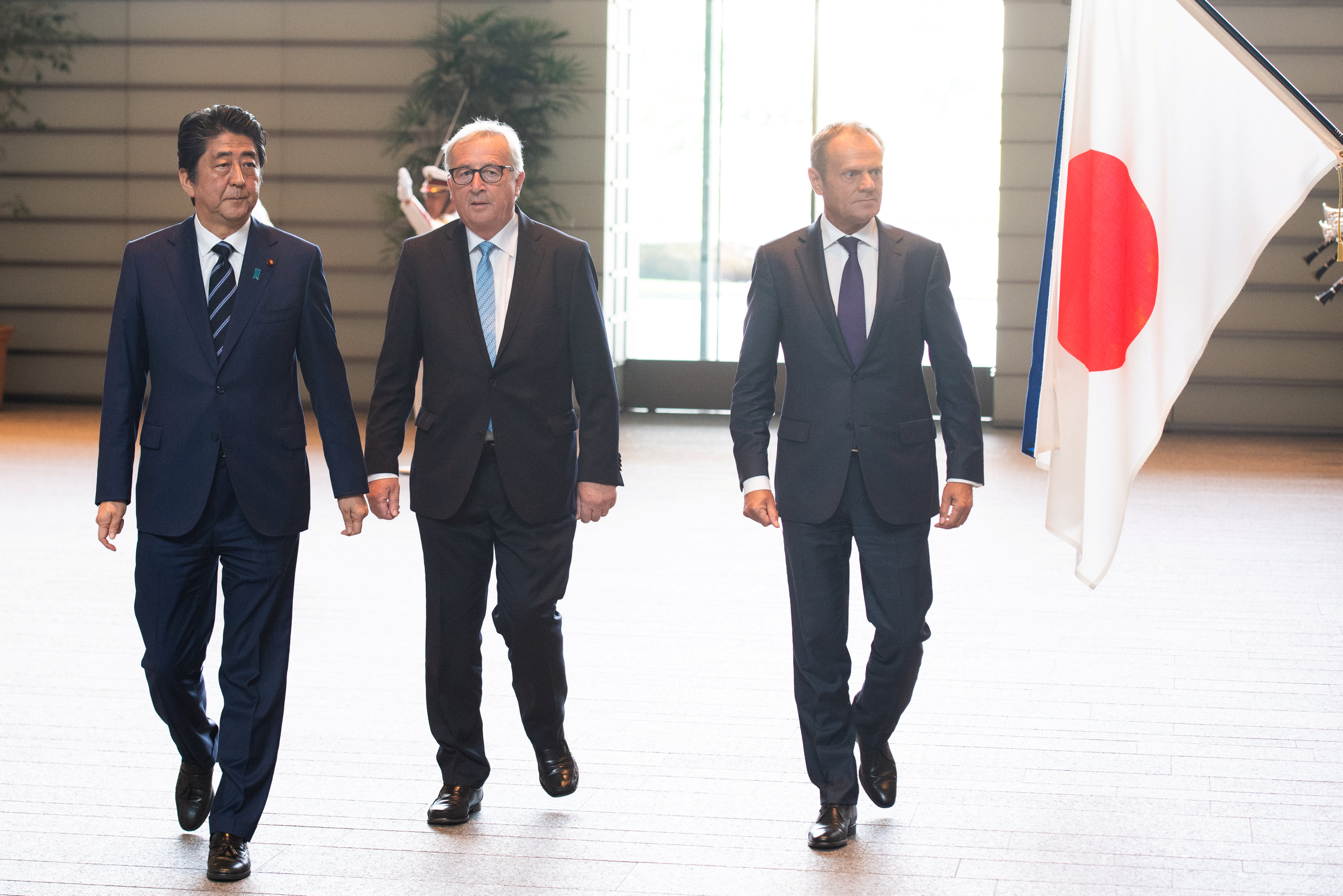 رئيس وزراء اليابان مع مسئولى الاتحاد الأوروبى