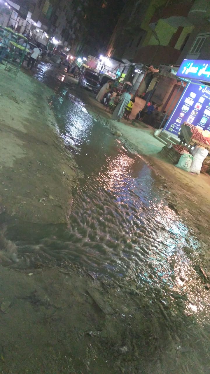 مياه الصرف تغرق شارع الزهور  (1)