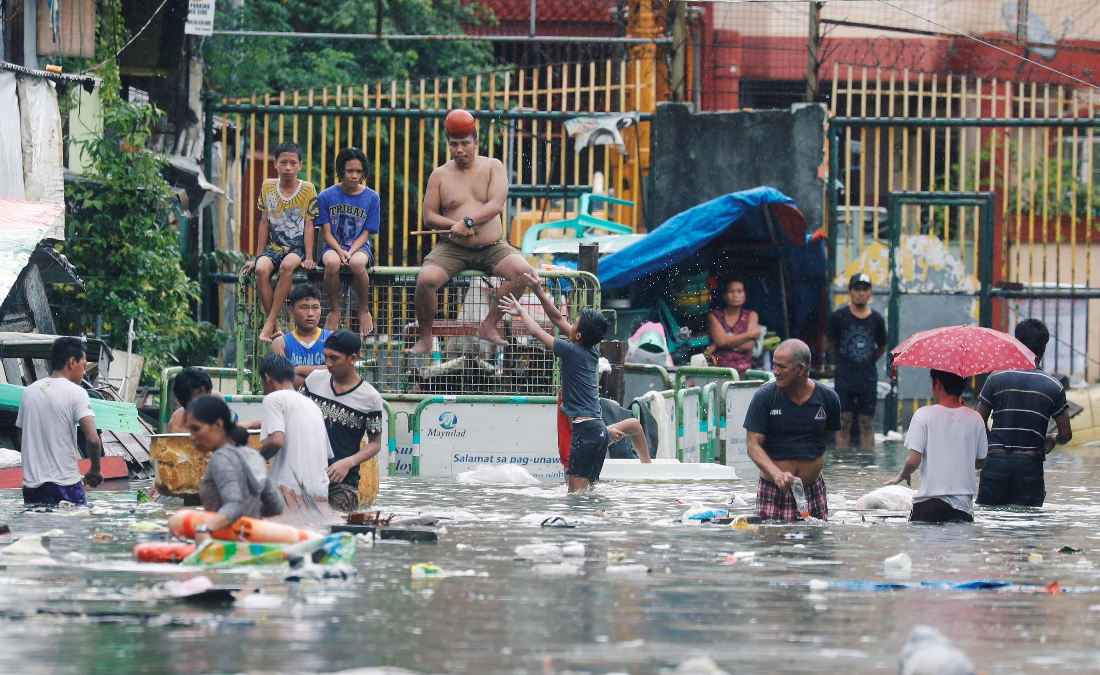 Сон тин. Филиппины наводнение. Филиппины шторм. Филиппины во время дождя. Torrential Monsoon.
