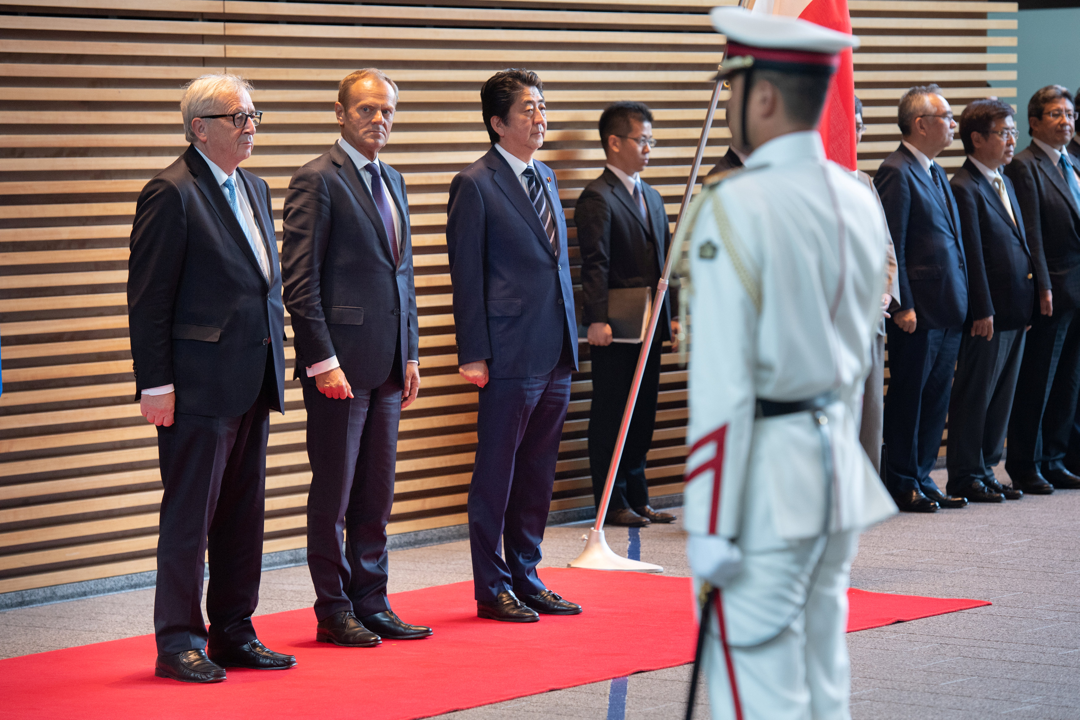 شينزو آبى أثناء استقبال مسئولى الاتحاد الأوروبى