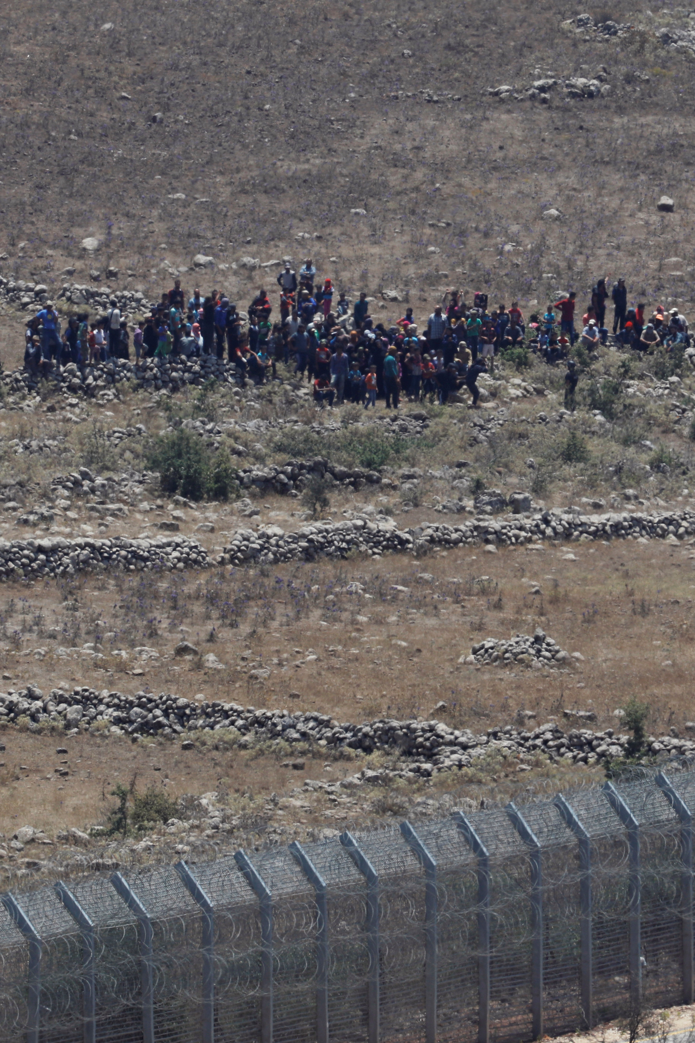 مسيرة لمدنيين سوريين بالقرب من الحدود مع إسرائيل