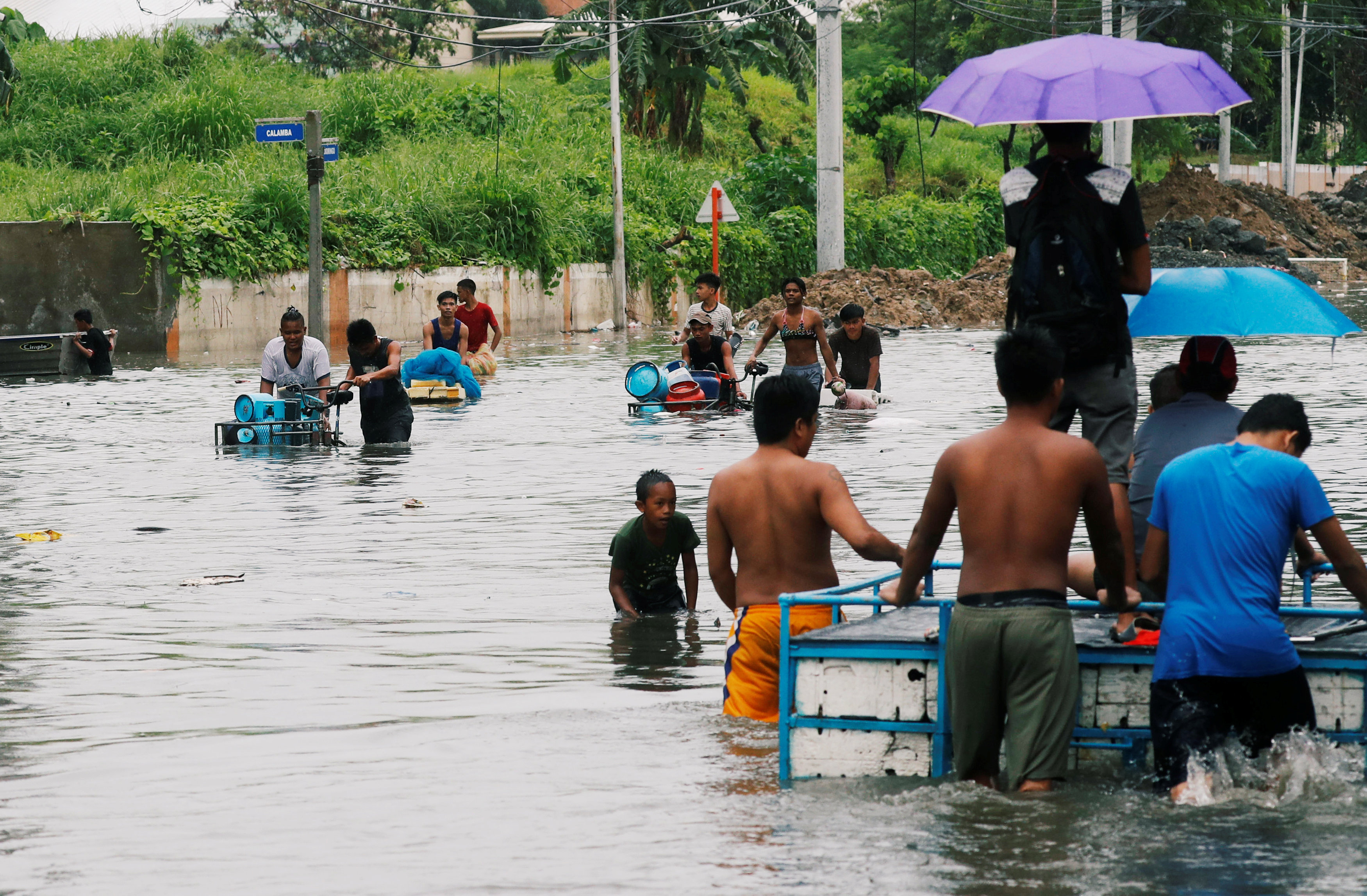 المياه تغطى الشوارع الفلبينية