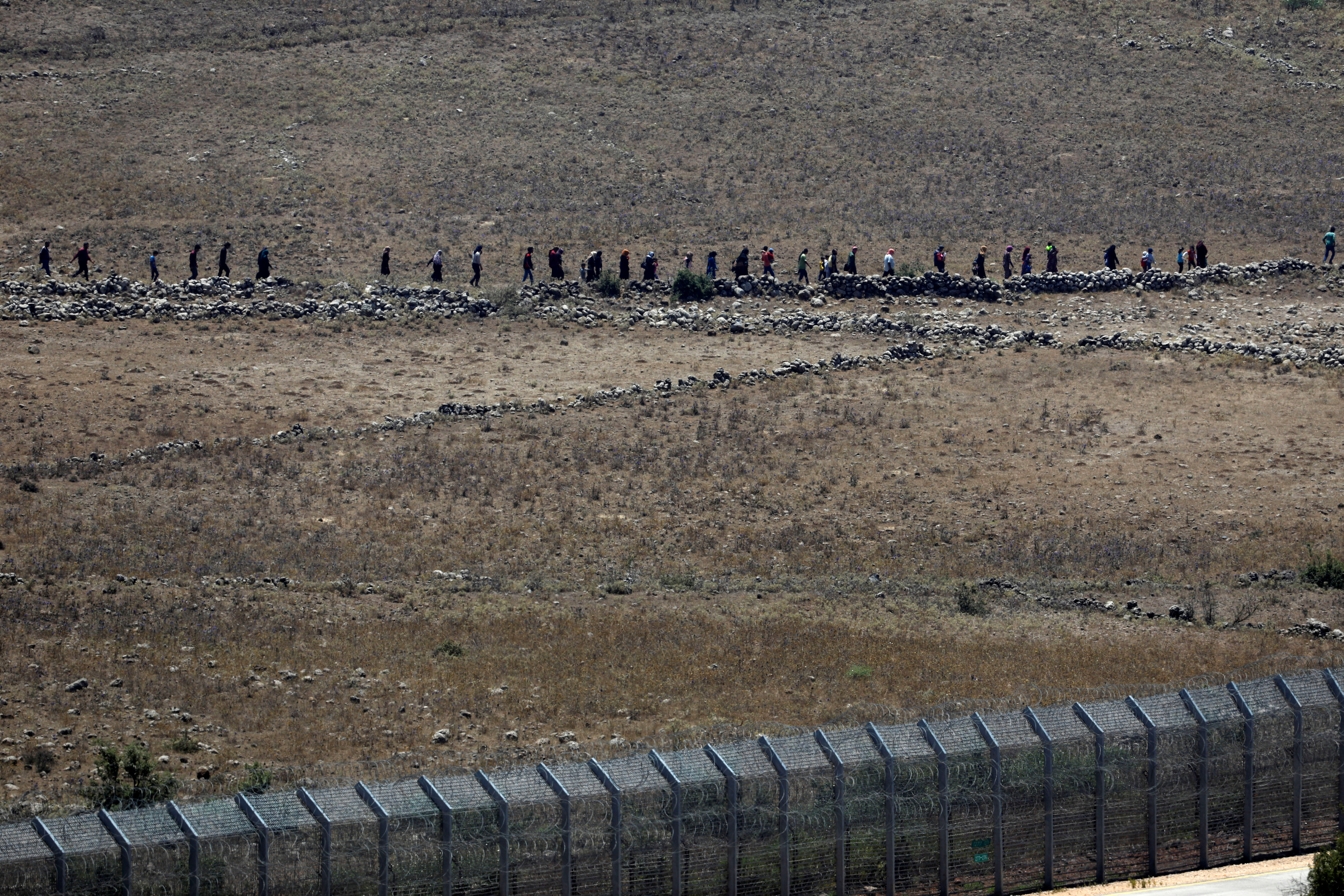تجمع عشرات السوريين بالقرب من السياج الحدودى بين سوريا وإسرائيل