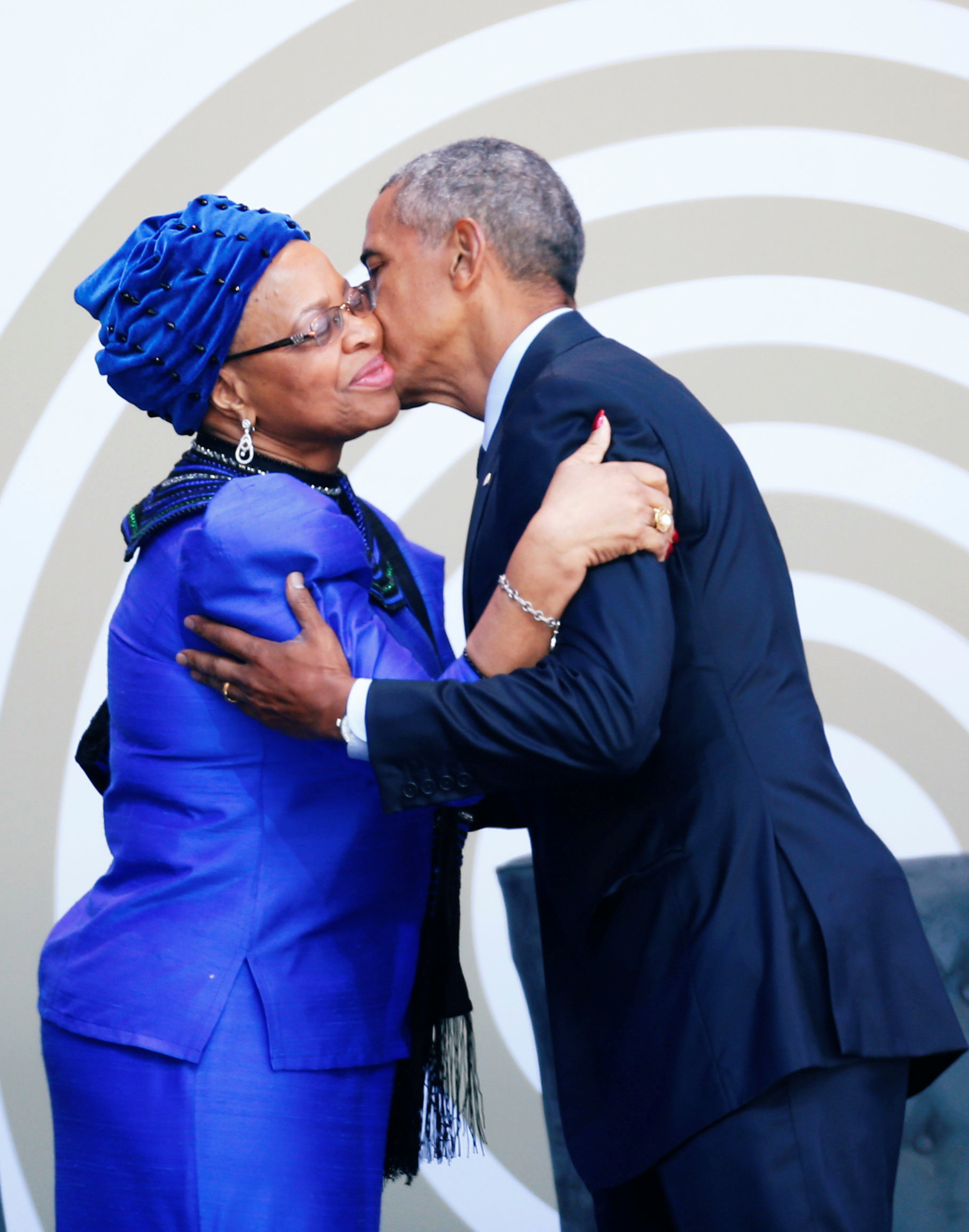 أوباما يحى أرملة مانديلا