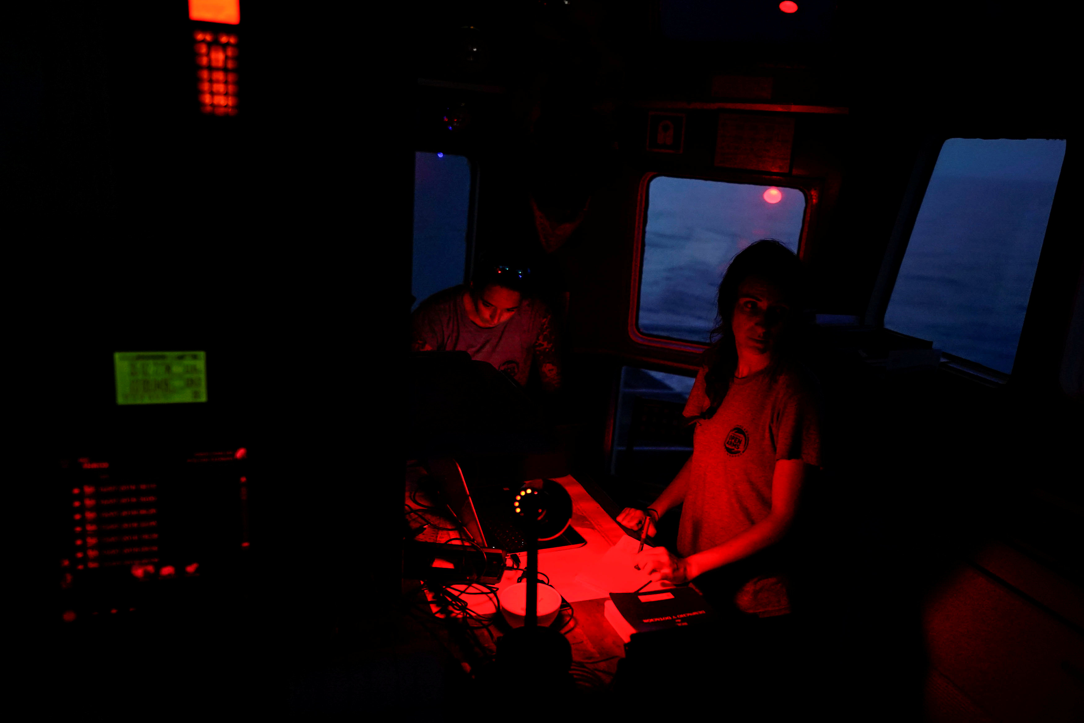 أعضاء العمل بسفينة الإنقاذ
