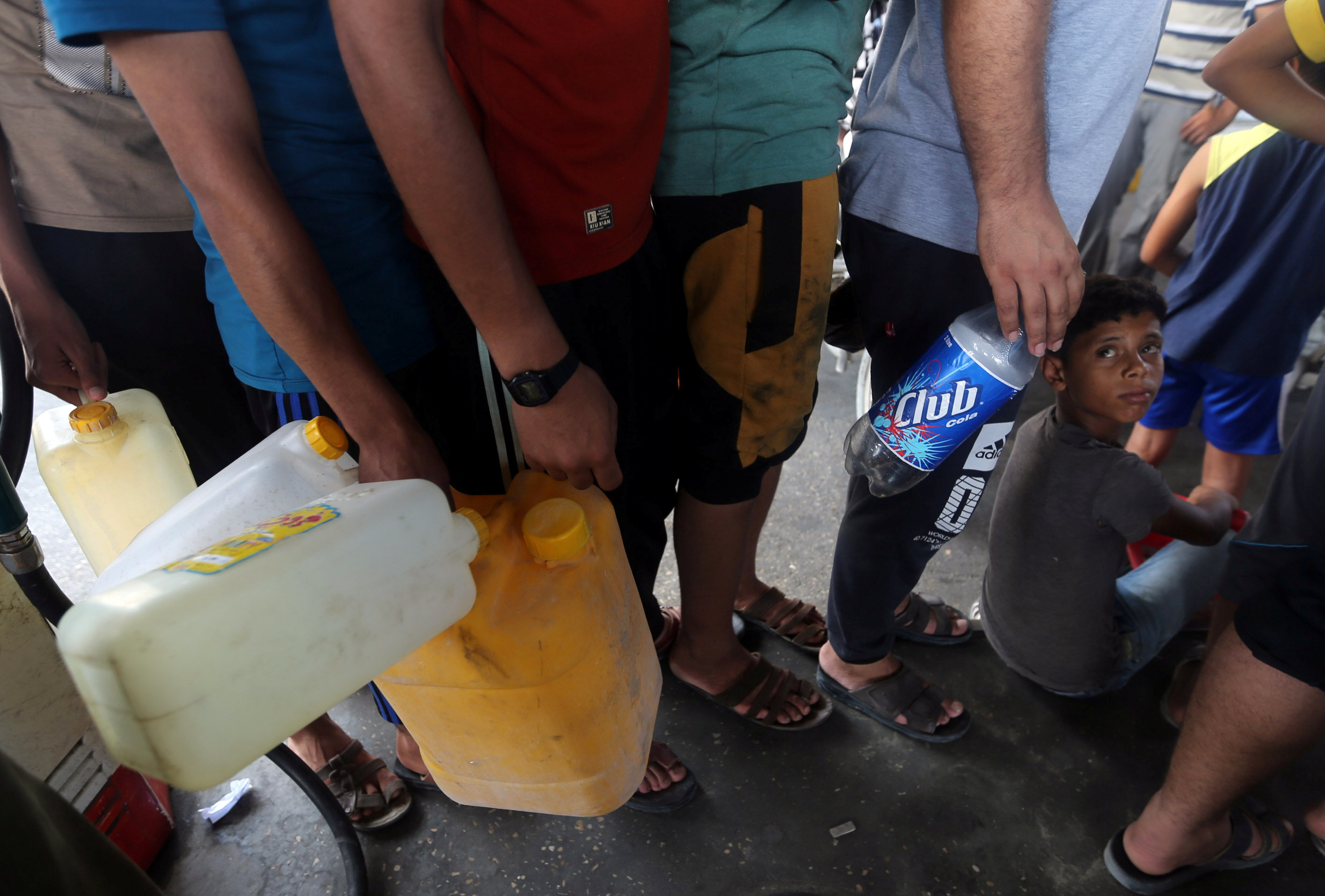 فلسطينى ينظر بحسرة لقاربه المتوقفة بسبب نقص الوقود