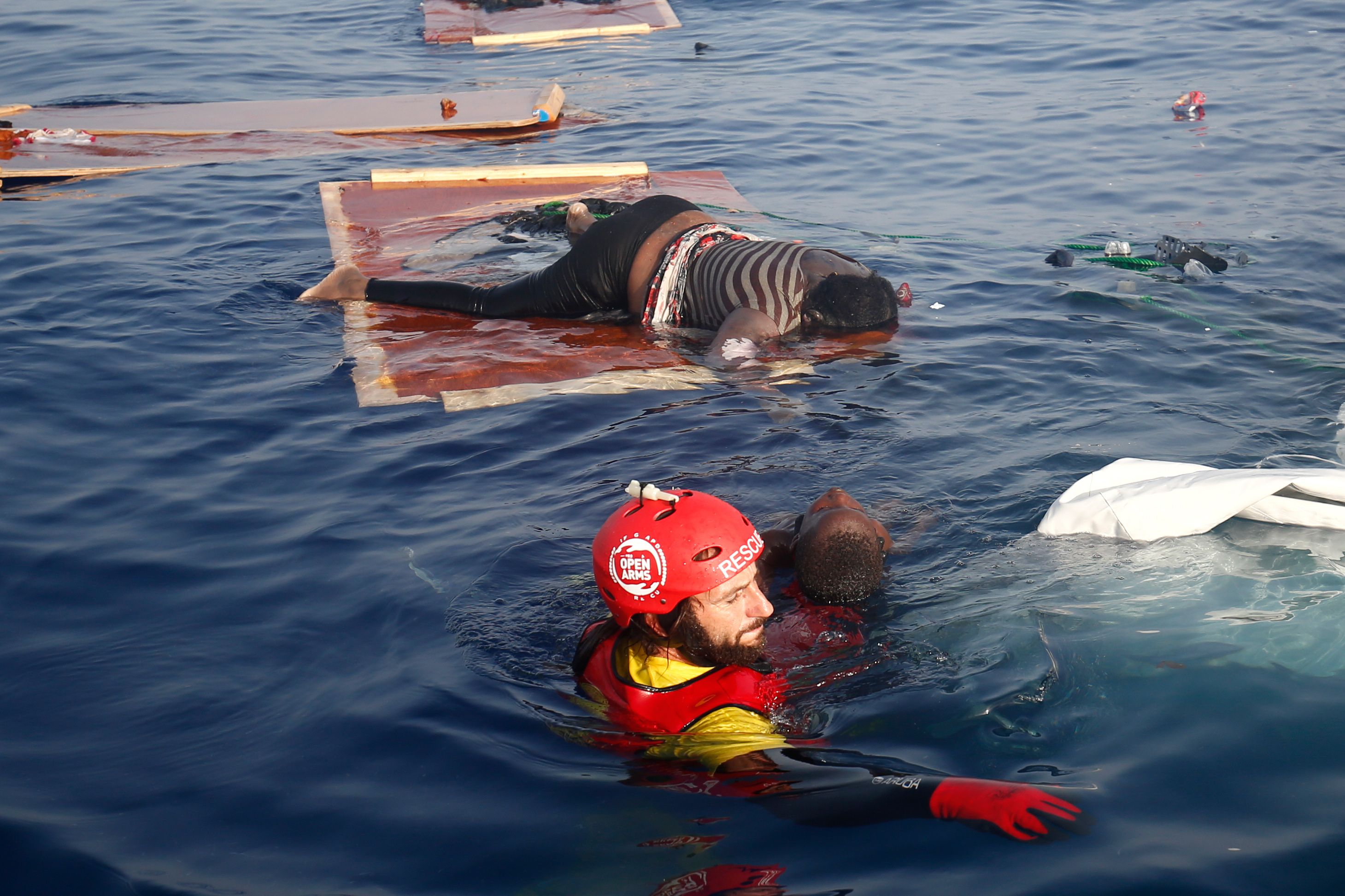 قوات الإنقاذ تنتشل جثث ضحايا القارب