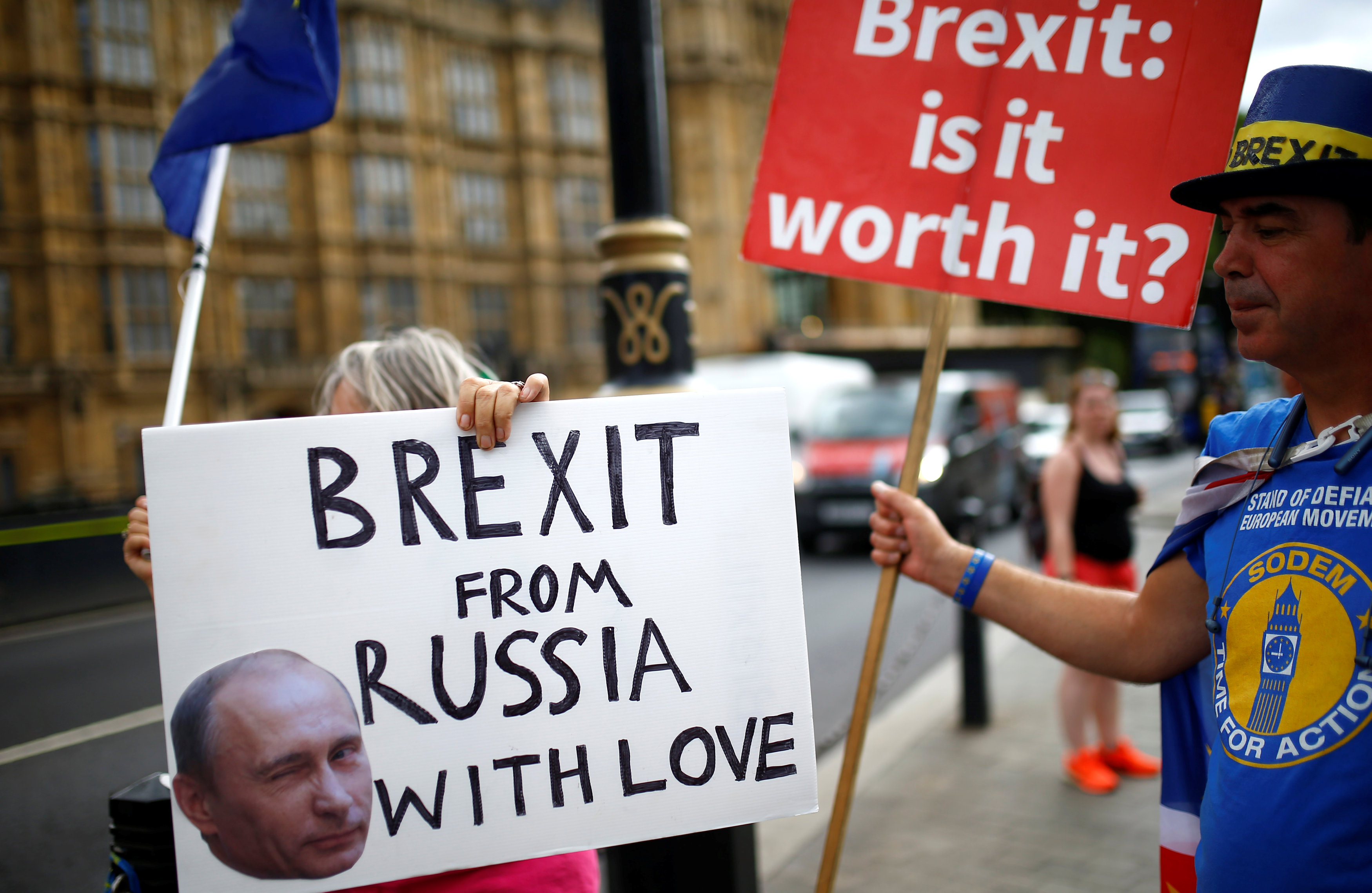 لافتة مناهضة لـ"بريكسيت" والرئيس الروسى فلاديمير بوتين