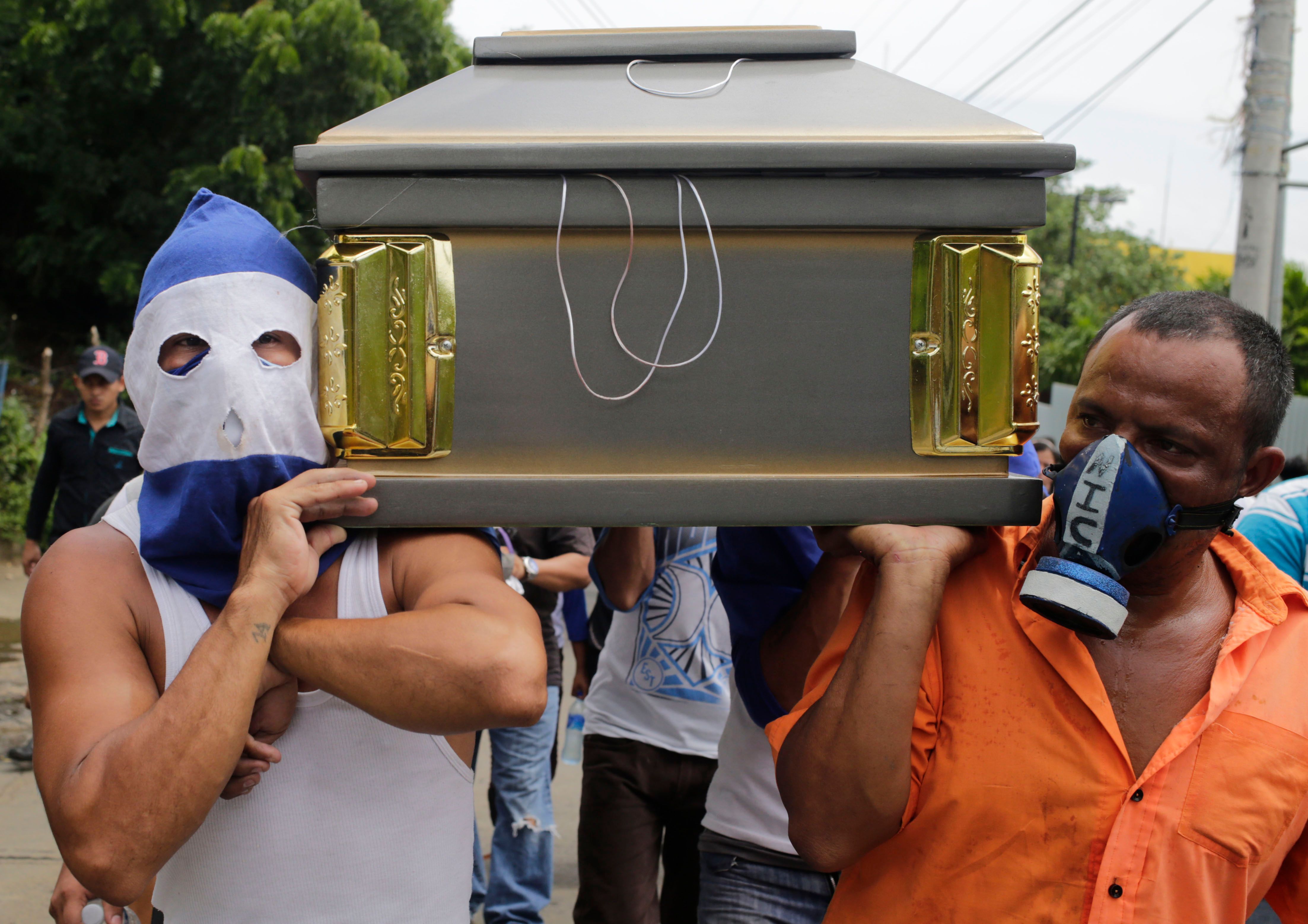 مواطنوا نيكاراجوا يشيعون الجثامين 