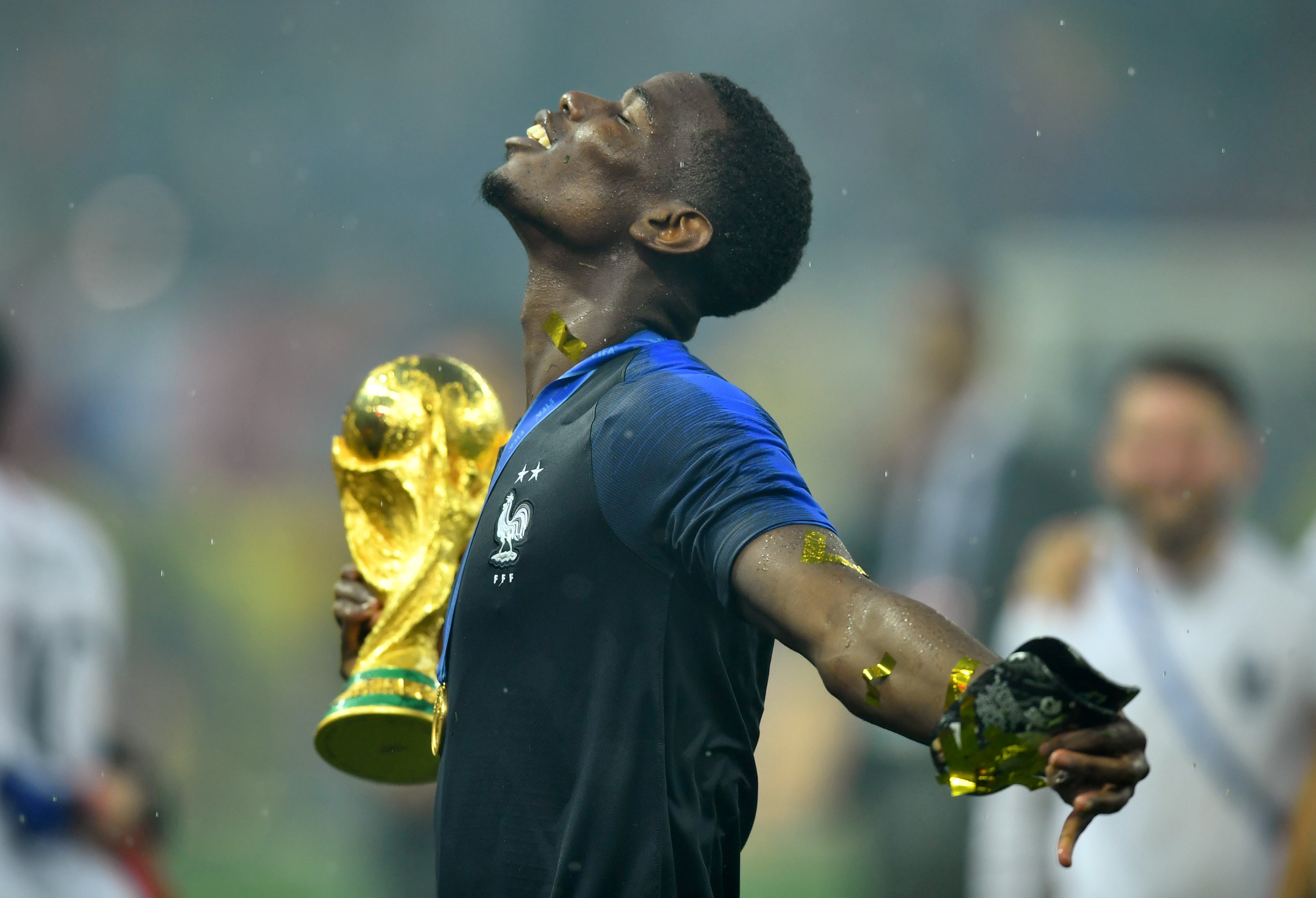 اللاعب الفرنسى بول بوجبا يحمل كأس العالم